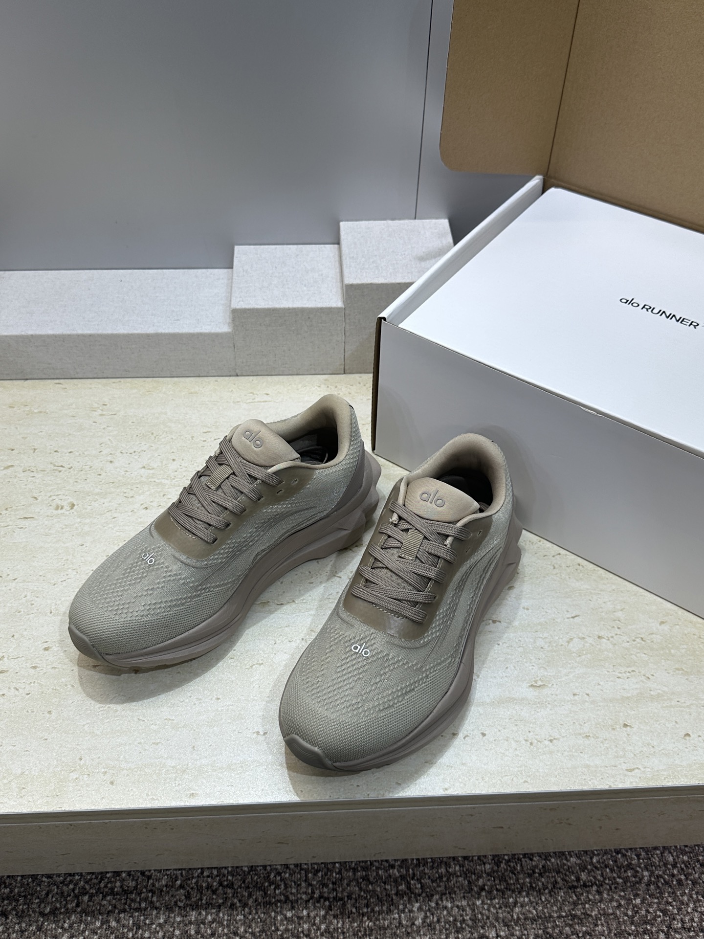 (配全套飞机盒)顶级版 alo x Runner 2026春夏联名新款高定情侣装系列休闲老爹运动小白鞋 
