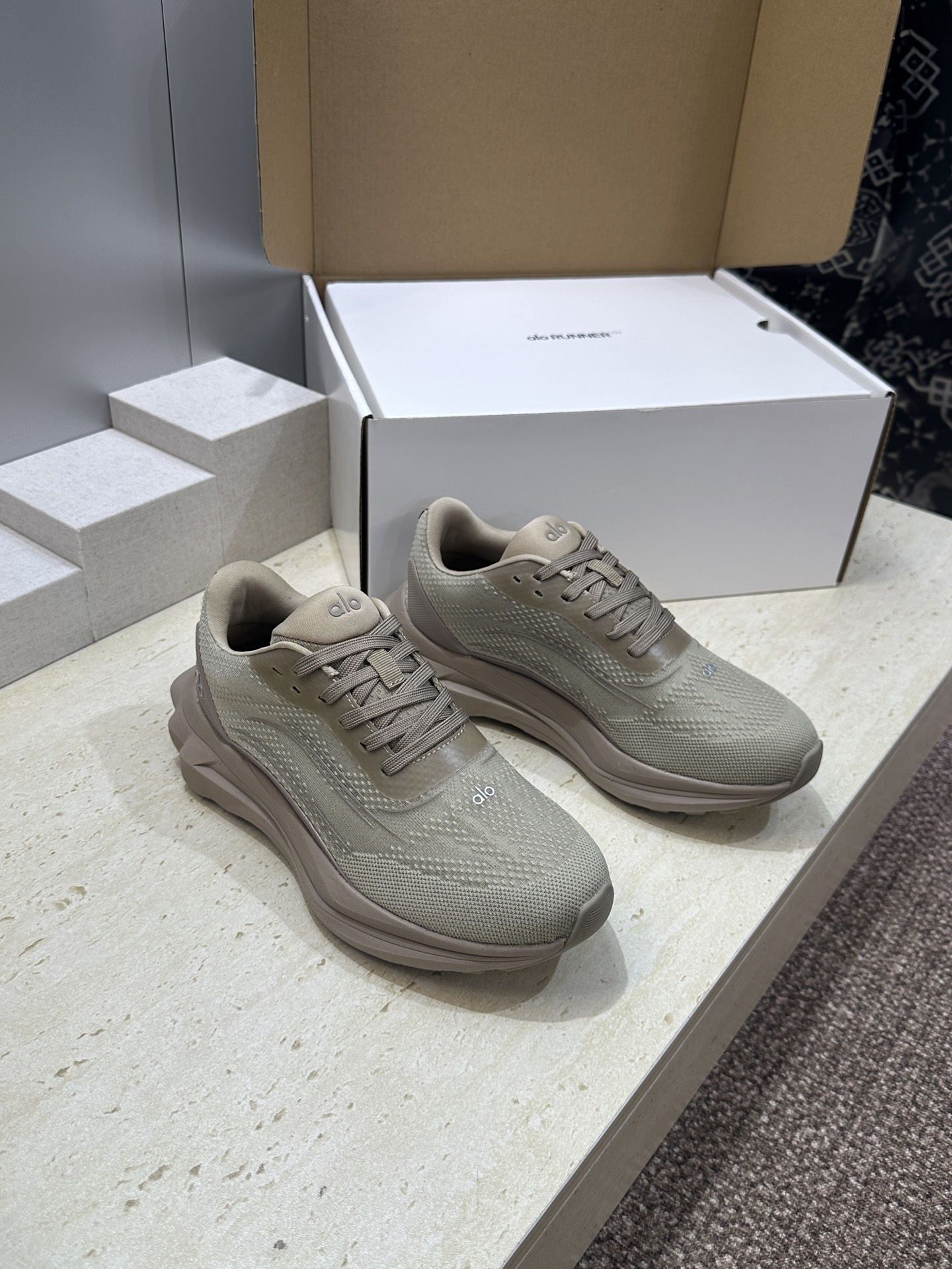 (配全套飞机盒)顶级版 alo x Runner 2026春夏联名新款高定情侣装系列休闲老爹运动小白鞋 
