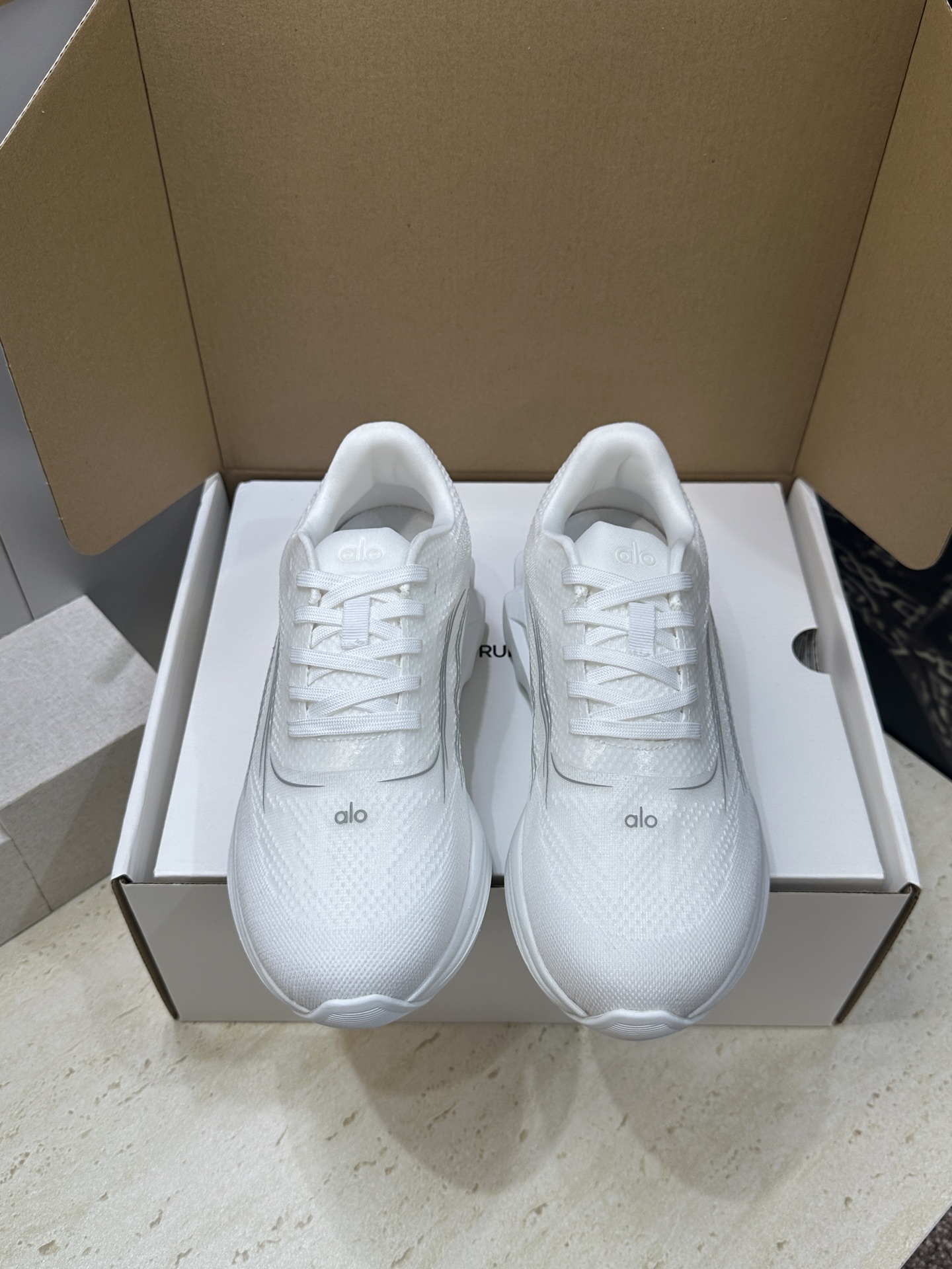 NO:889416,(With a complete set of airplane cases) Top version alo x Runner 2026 spring and summer joint new high-end couple wear series casual dad sports white shoes Star same letter logo thick-soled pointed toe color-blocking Forrest running shoes Material: upper imported environmentally friendly breathable mesh cloth + silk lining + original open-molded Tpu outsole Size: women's code 35-40 men's code 39-45, casual shoes/sports shoes, sneakers, real silk19860909(配全套飞机盒) 顶级版 alo x Runner 2026春夏联名新款高定情侣装系列休闲老爹运动小白鞋 明星同款字母logo厚底尖头拼色阿甘徳训跑鞋 材质:鞋面进口环保透气网眼布+真丝内里+原版开模Tpu大底 Size:女码35-40 男码39-45,休闲鞋/运动鞋,sneakers,real silk,Women's Shoes