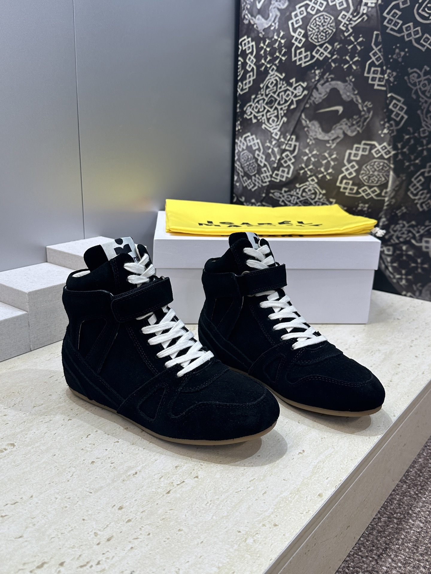 NO:889409,ISABEL MARANT 2026 new autumn and winter high-top Velcro sports and casual high-top women's shoes Isabel letter logo flat bottom inner heightening lace fashion color-blocking boxing shoes The top high-end version on the market Material: imported sheep leather upper + water-dyed cowhide lining + original open-molded TPU outsole Size: women's size 35-40 (40 customization is not returnable), casual shoes/sports shoes, sneakers, cowhide, sheep19860909ISABEL MARANT 2026秋冬新款高帮魔术贴运动休闲高帮女鞋 伊莎贝尔字母logo平底内增高系带时尚拼色拳击鞋 市面顶级高端版本 材质:鞋面进口羊猄皮+水染牛皮内里+原版开模TPU大底 Size:女码35-40(40定制不退换）,休闲鞋/运动鞋,sneakers,cowhide,sheep,Women's Shoes