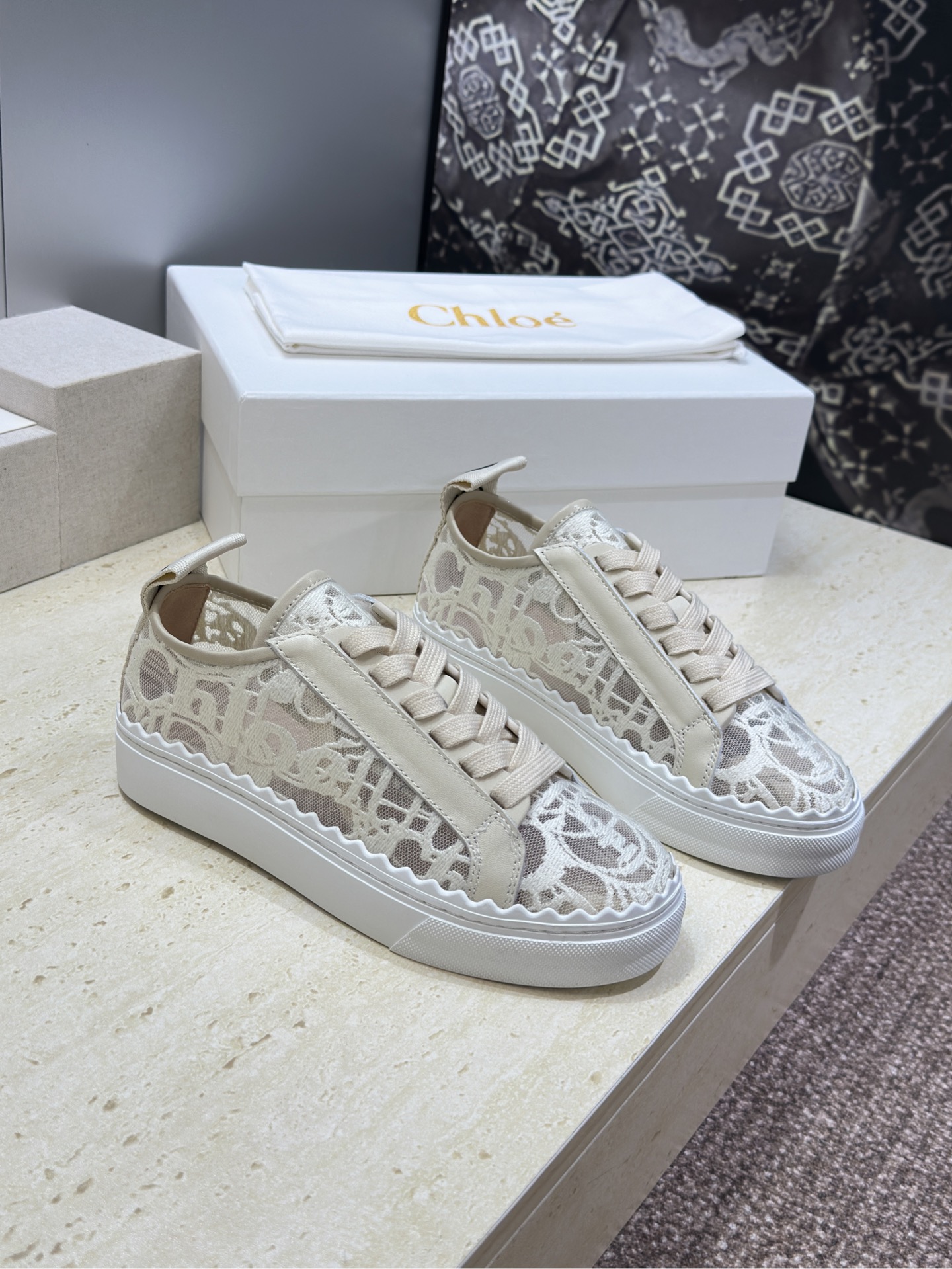 NO:889402,Chloe 2026 spring and summer new casual and fashionable lace women's shoes, star's same letter logo low-cut flat-bottomed round-toe lace-up color-blocking skateboard sneakers Material: imported calfskin upper with lace mesh + water-dyed sheepskin foam feet + original open-molded TPU outsole Size: women's size 35-41 (40.41 customization is not returnable), casual shoes/sports shoes, chloe, loewe, sneakers, cowhide, sheepskin19860909Chloe 蔻依 2026春夏新款休闲时尚蕾丝女鞋 明星同款字母logo低帮平底圆头系带拼色滑板运动鞋 材质:鞋面进口小牛皮拼接蕾丝网面+水染羊皮发泡垫脚+原版开模TPU大底 Size:女码35-41(40.41定制不退换）,休闲鞋/运动鞋,chloe,loewe,sneakers,cowhide,sheepskin,Women's Shoes