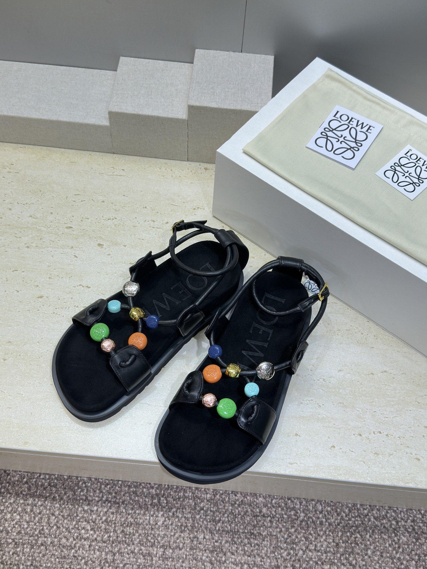 LOEWE 2026春夏新款时尚休闲沙滩女鞋  罗意威字母logo五金扣厚底圆头镂空露趾拼色凉鞋材质：鞋