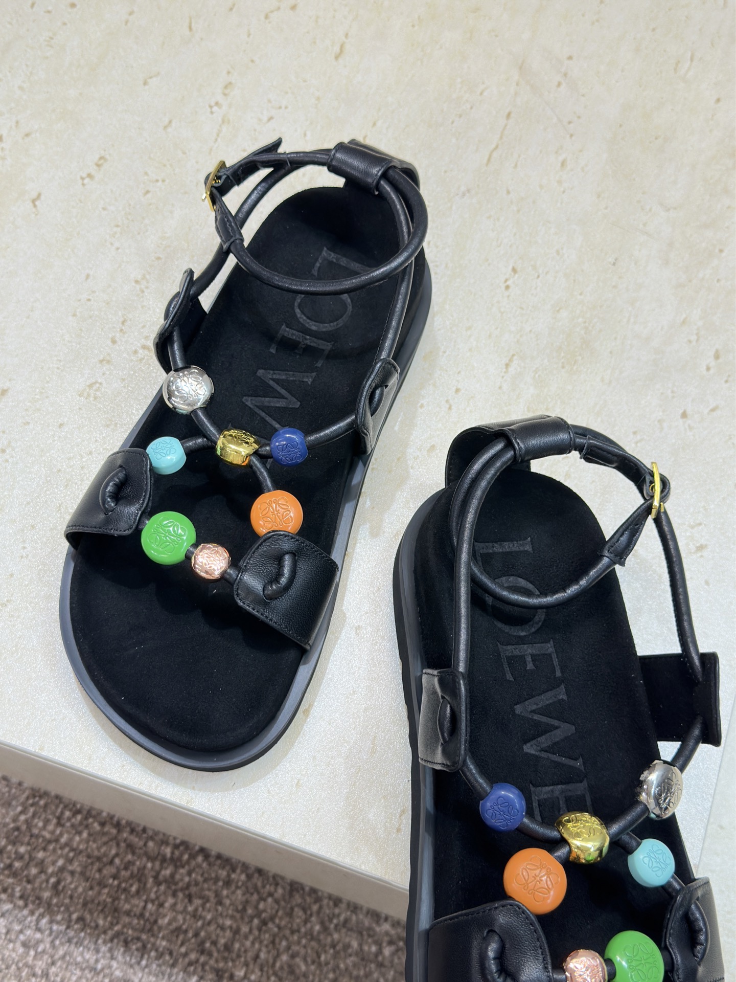 LOEWE 2026春夏新款时尚休闲沙滩女鞋  罗意威字母logo五金扣厚底圆头镂空露趾拼色凉鞋材质：鞋