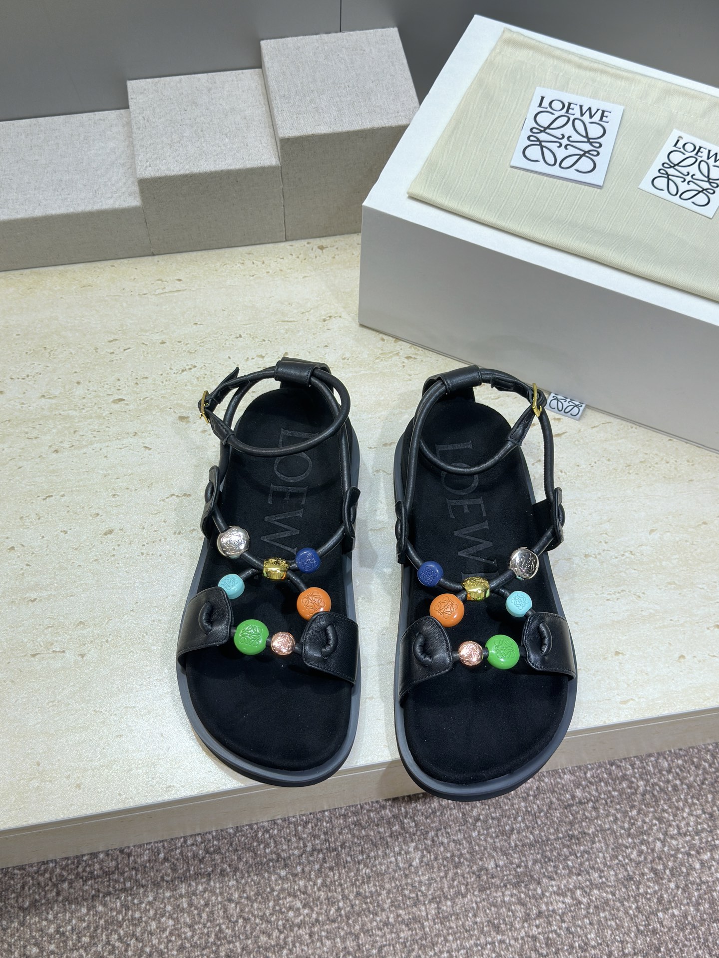 LOEWE 2026春夏新款时尚休闲沙滩女鞋  罗意威字母logo五金扣厚底圆头镂空露趾拼色凉鞋材质：鞋