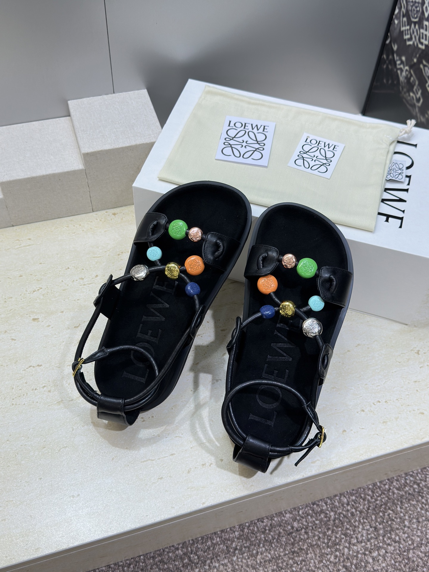 LOEWE 2026春夏新款时尚休闲沙滩女鞋  罗意威字母logo五金扣厚底圆头镂空露趾拼色凉鞋材质：鞋