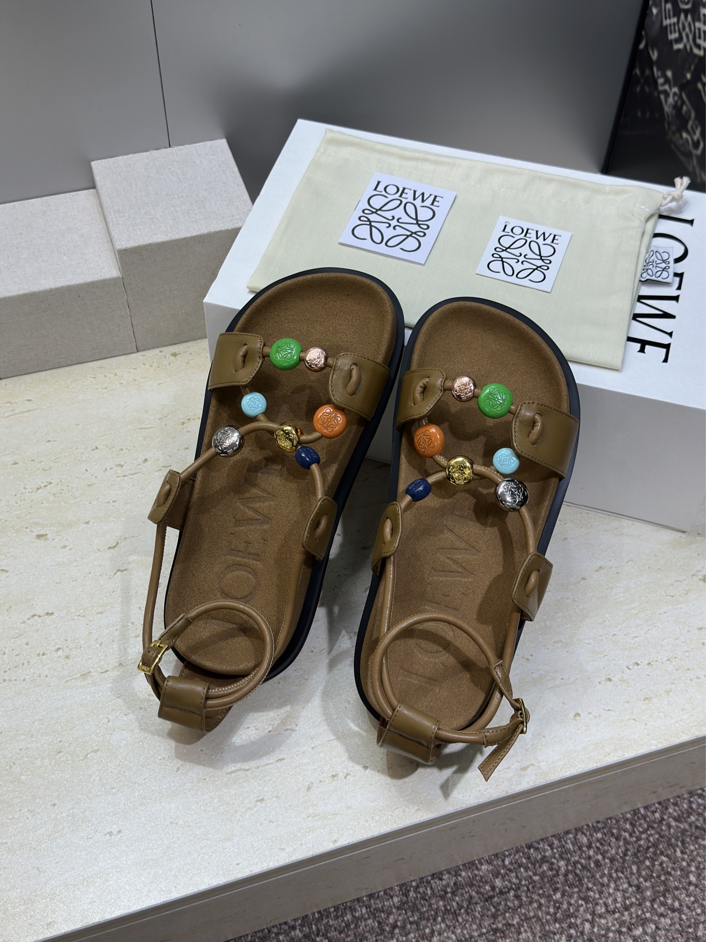 LOEWE 2026春夏新款时尚休闲沙滩女鞋  罗意威字母logo五金扣厚底圆头镂空露趾拼色凉鞋材质：鞋