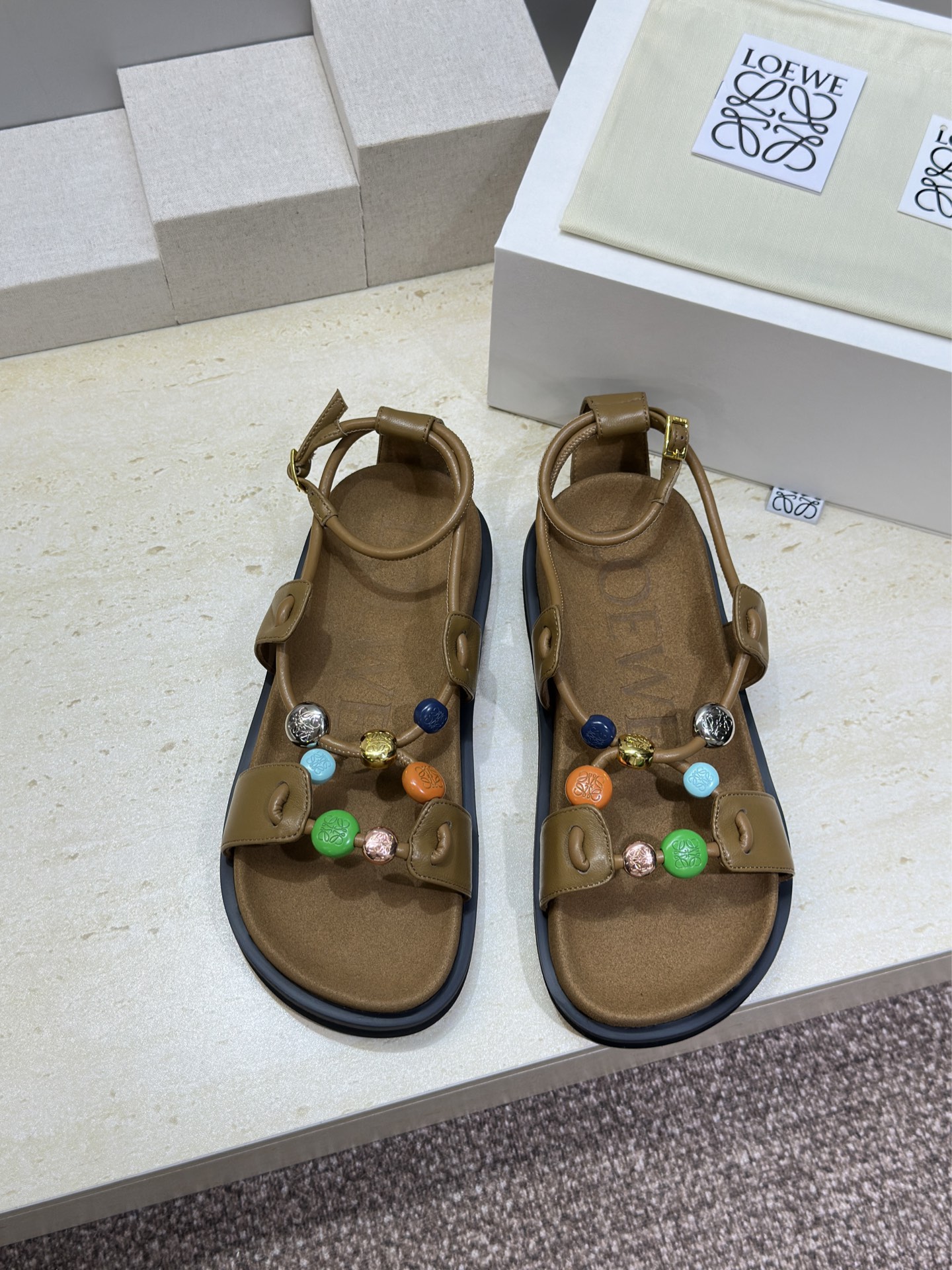 NO:889395,LOEWE 2026 spring and summer new fashion casual beach women's shoes Loewe letter logo hardware buckle thick-soled round toe hollow open toe color matching sandals Material upper imported calfskin + water-dyed sheepskin lining + original open mold non-slip outsole Size: 35-40 (40 customized non-returnable), sandals, loewe, loewe, sandals, cowhide, sheepskin19860909LOEWE 2026春夏新款时尚休闲沙滩女鞋 罗意威字母logo五金扣厚底圆头镂空露趾拼色凉鞋 材质鞋面进口小牛皮+水染羊皮内里+原版开模防滑大底 Size:35-40(40定制不退换）,凉鞋,loewe,loewe,sandals,cowhide,sheepskin,Women's Shoes
