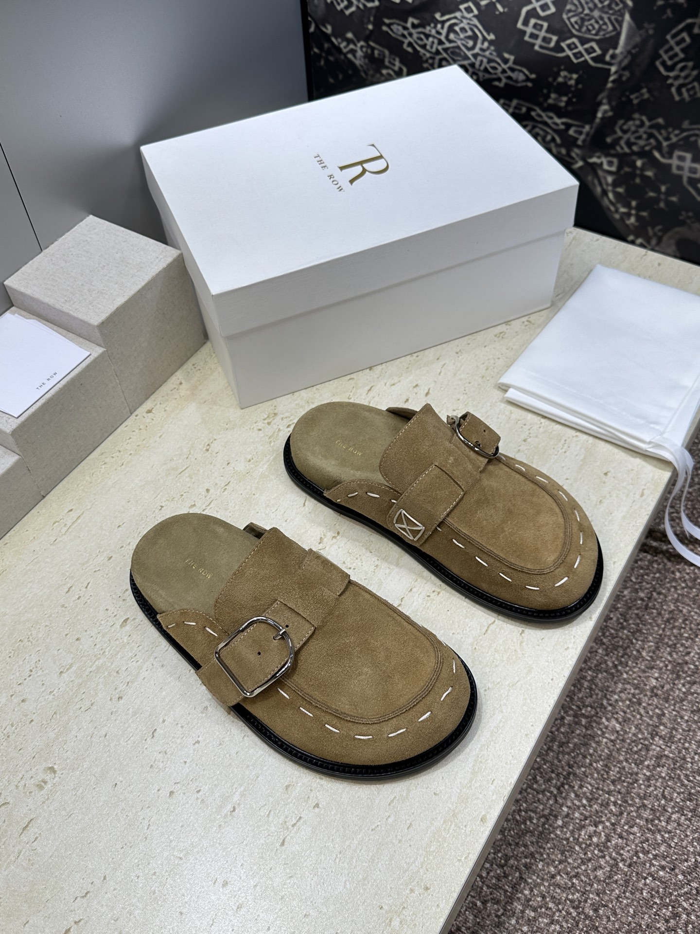 NO:889388,The Row 2026 spring and summer new thick-soled round-toe casual women's shoes. Stars' same letter logo hardware buckle flat-soled retro Muller sandals and slippers. Material upper imported sheepskin + water-dyed sheepskin lining + original molded outsole Size 35-41 (40.41 customized non-returnable), half drag, slippers, sheepskin, sheep19860909The Row 2026春夏新款厚底圆头休闲女鞋 明星同款字母logo五金扣平底复古穆勒凉拖鞋 材质鞋面进口羊猄皮+水染羊皮内里+原版开模大底 Size35-41（40.41定制不退换）,半拖,slippers,sheepskin,sheep,Women's Shoes