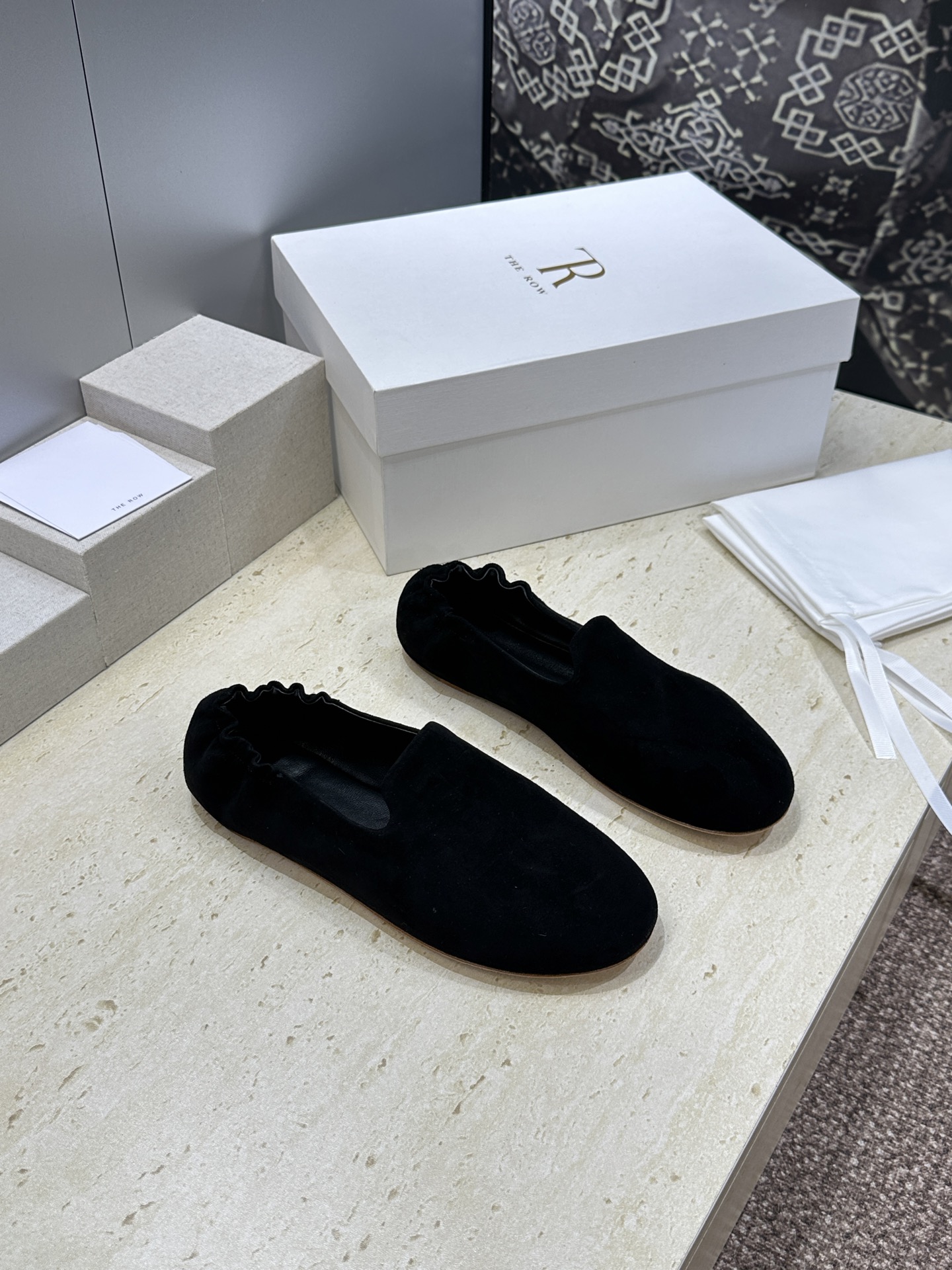 NO:889382,The Row 2026 spring and summer new fashion ballerina shoes, flat round toe slip-on lazy loafers. Material: imported calfskin/imported sheepskin + water-dyed sheepskin lining + Italian leather outsole Size35-41 (40.41 customization is not returnable), ballet shoes, loafers, cowhide, sheepskin, sheep, Leather soles19860909The Row 2026春夏新款时尚芭蕾舞女鞋 平底圆头一脚蹬懒人乐福单鞋 材质:进口小牛皮/进口羊猄皮+水染羊皮内里+意大利真皮大底 Size35-41（40.41定制不退换）,芭蕾舞鞋,loafers,cowhide,sheepskin,sheep,Leather soles,Women's Shoes