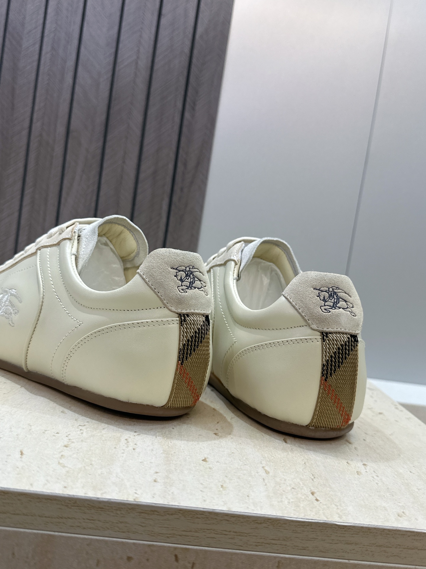 男+10Burberry 博柏利 2026春夏情侣新款系带休闲时尚舒适运动小白鞋  B家字母logo立体