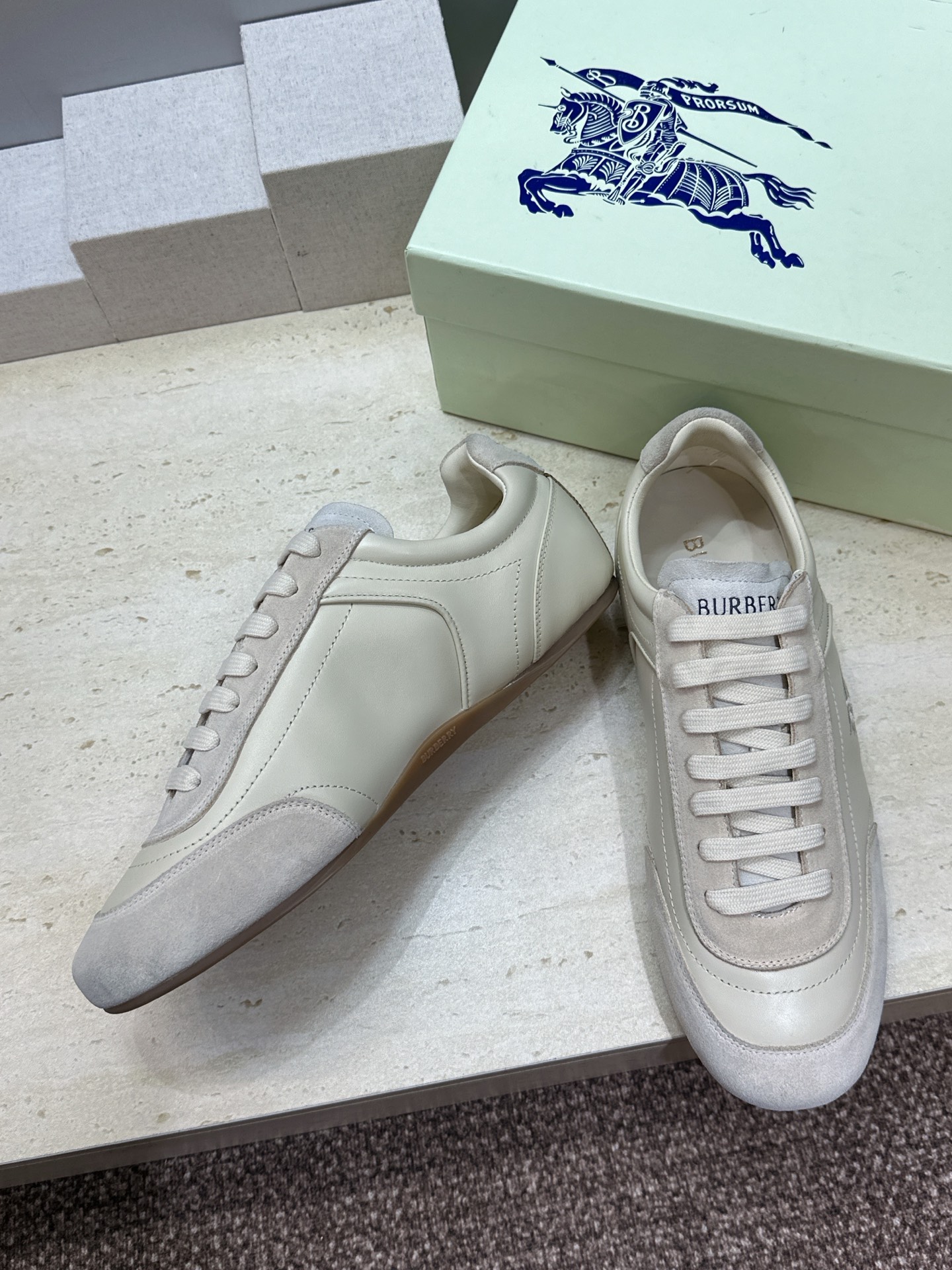 男+10Burberry 博柏利 2026春夏情侣新款系带休闲时尚舒适运动小白鞋  B家字母logo立体