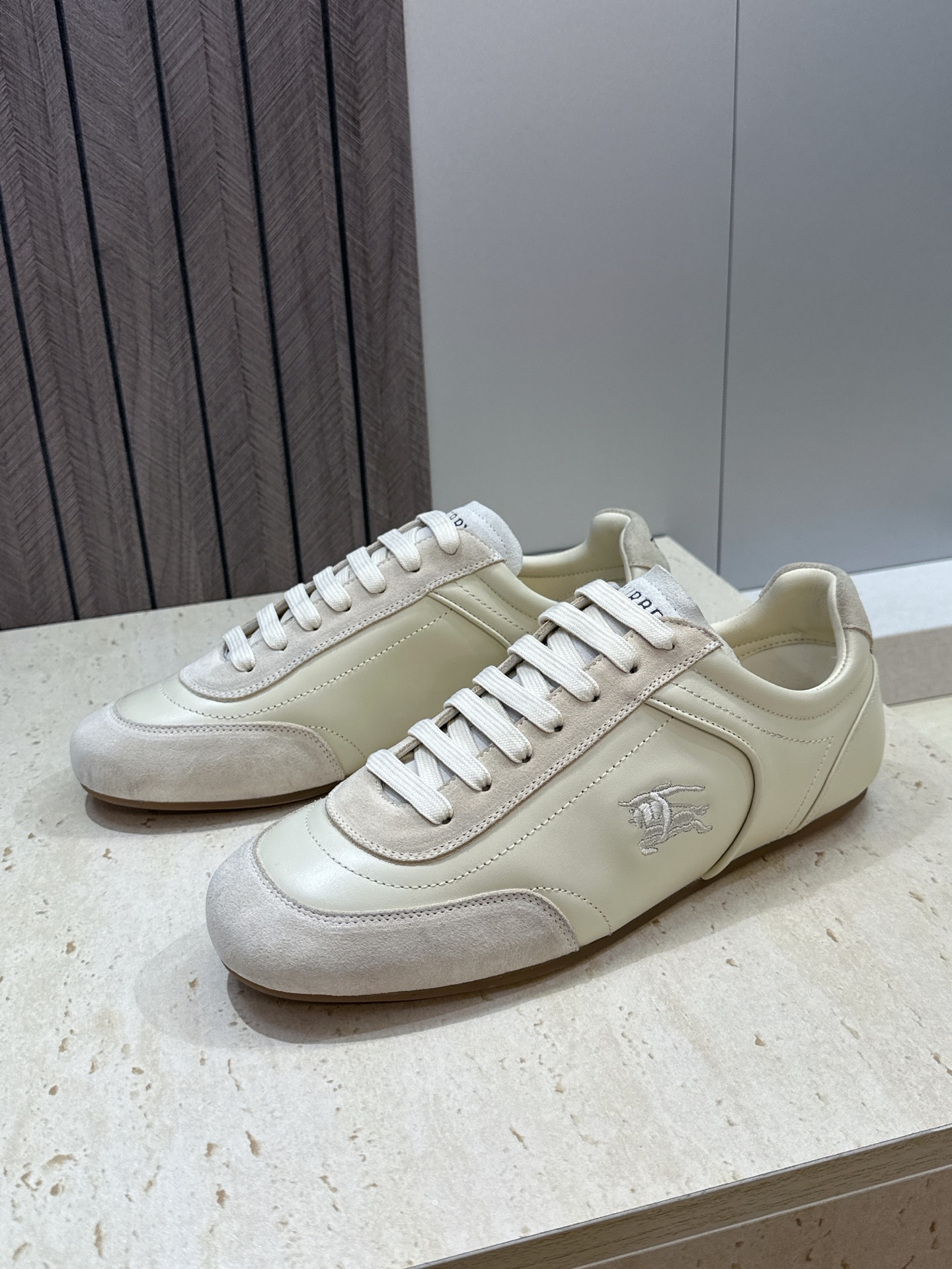 男+10Burberry 博柏利 2026春夏情侣新款系带休闲时尚舒适运动小白鞋  B家字母logo立体