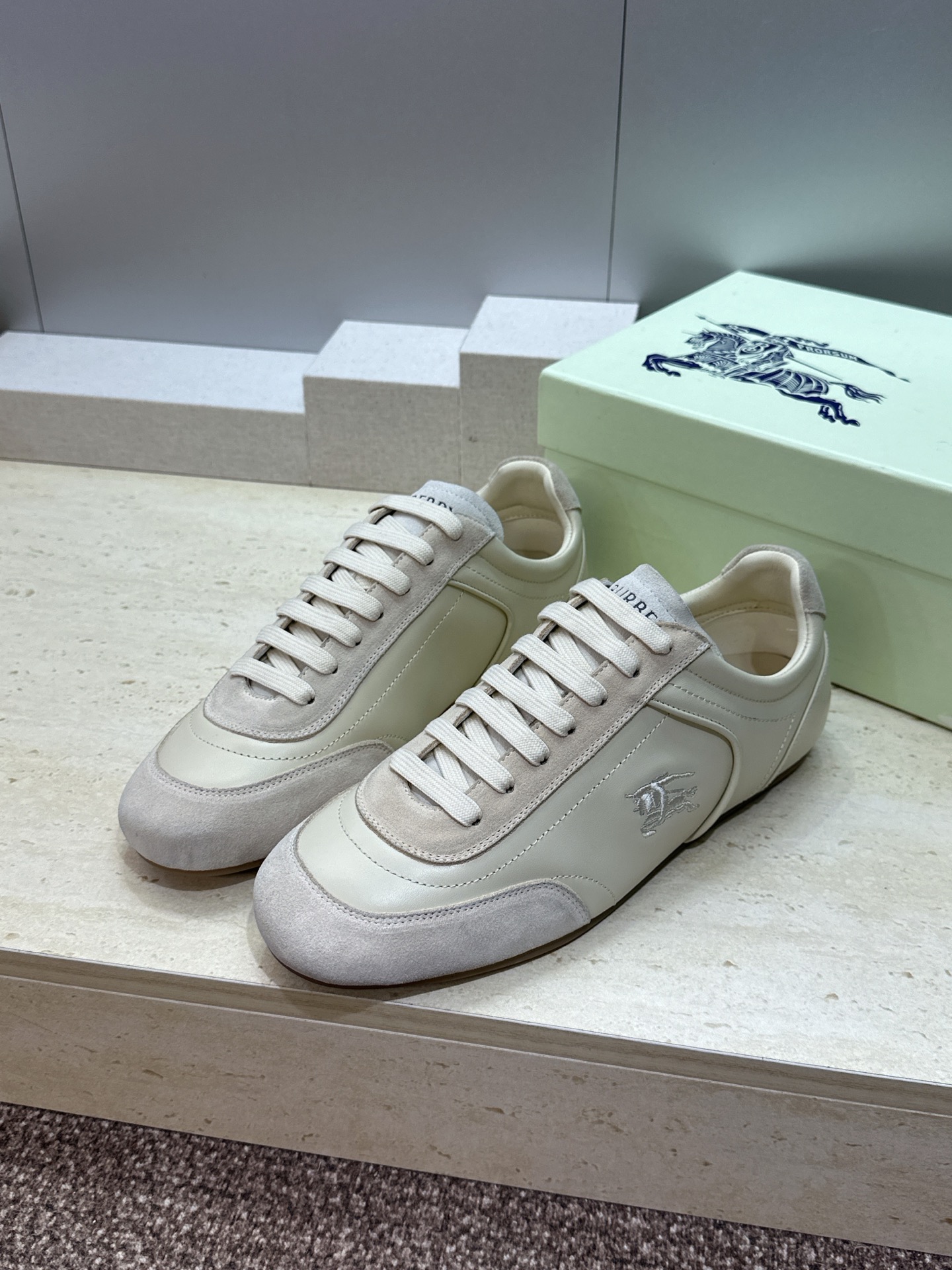 男+10Burberry 博柏利 2026春夏情侣新款系带休闲时尚舒适运动小白鞋  B家字母logo立体