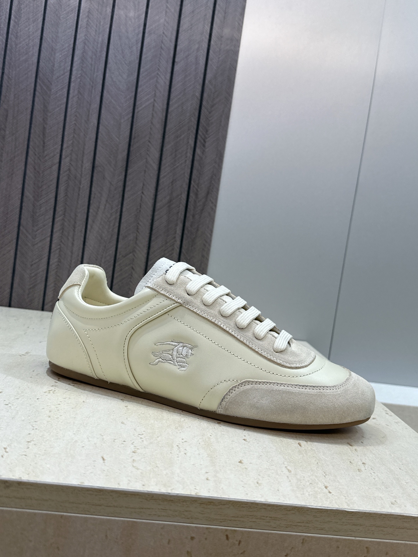 男+10Burberry 博柏利 2026春夏情侣新款系带休闲时尚舒适运动小白鞋  B家字母logo立体