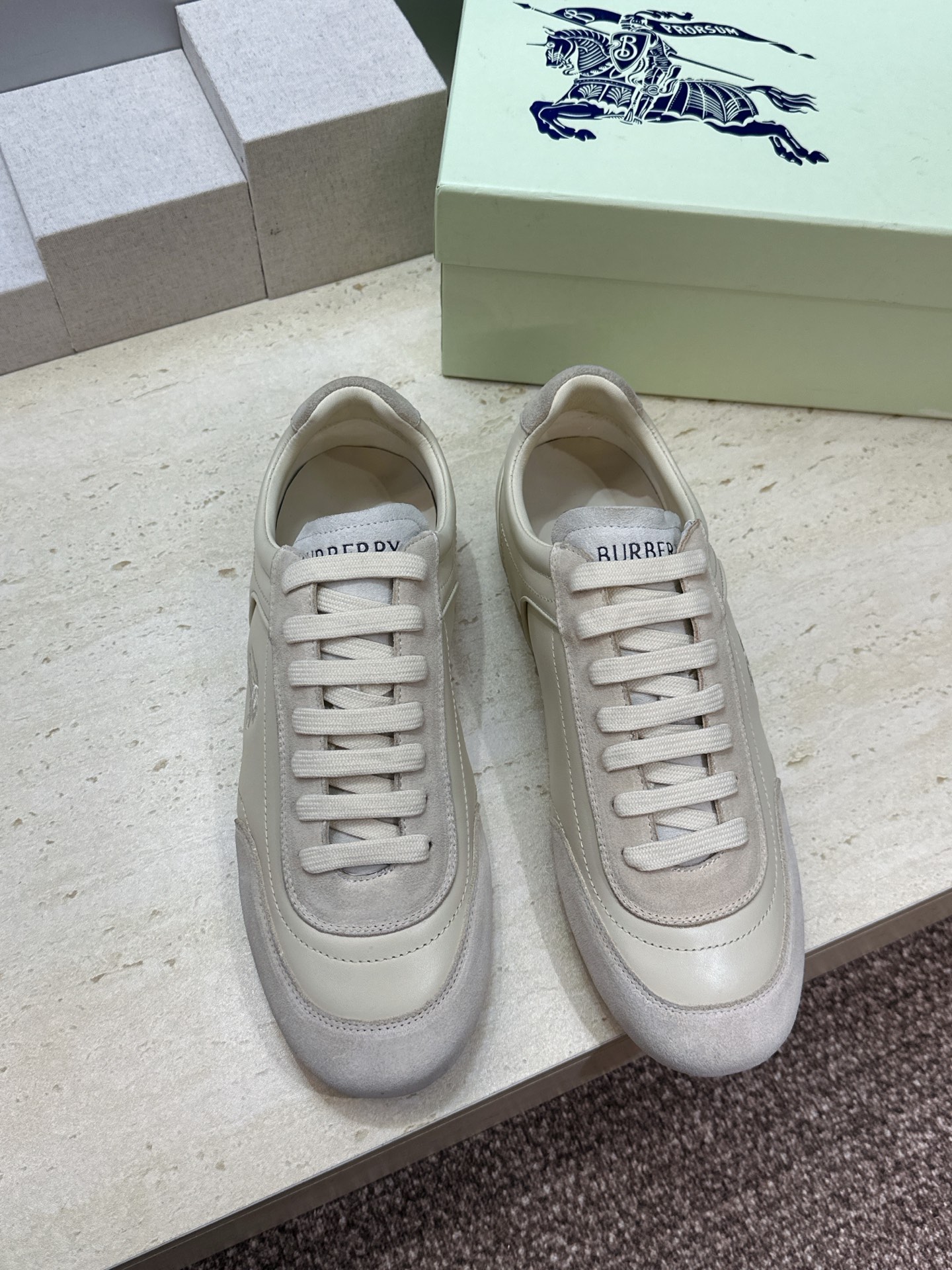 男+10Burberry 博柏利 2026春夏情侣新款系带休闲时尚舒适运动小白鞋  B家字母logo立体