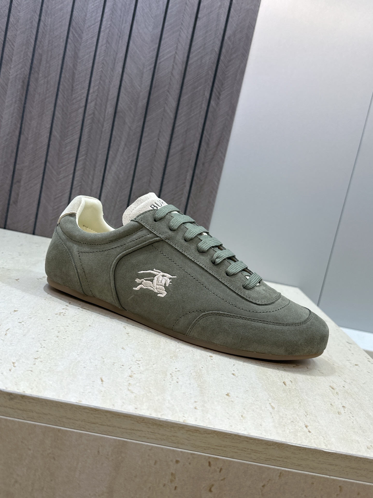 男+10Burberry 博柏利 2026春夏情侣新款系带休闲时尚舒适运动小白鞋  B家字母logo立体