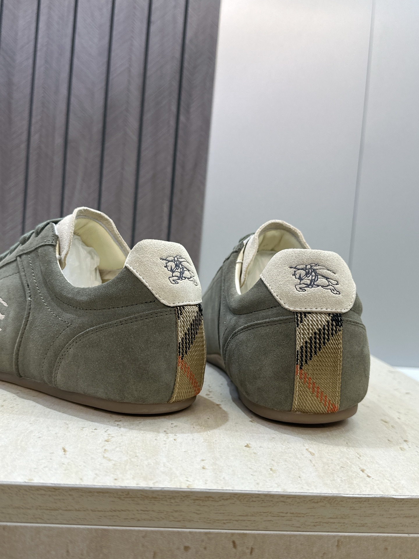男+10Burberry 博柏利 2026春夏情侣新款系带休闲时尚舒适运动小白鞋  B家字母logo立体