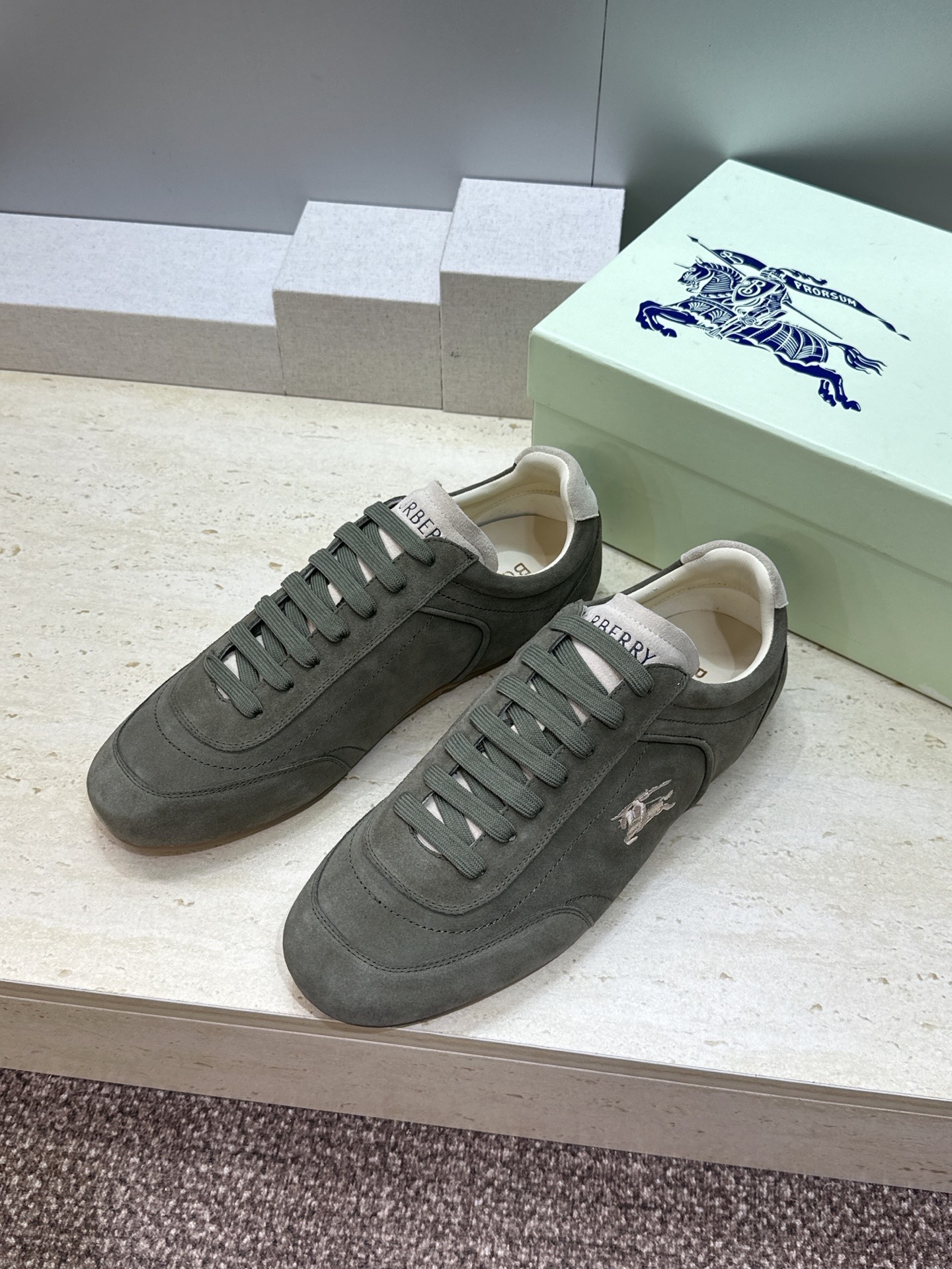 男+10Burberry 博柏利 2026春夏情侣新款系带休闲时尚舒适运动小白鞋  B家字母logo立体