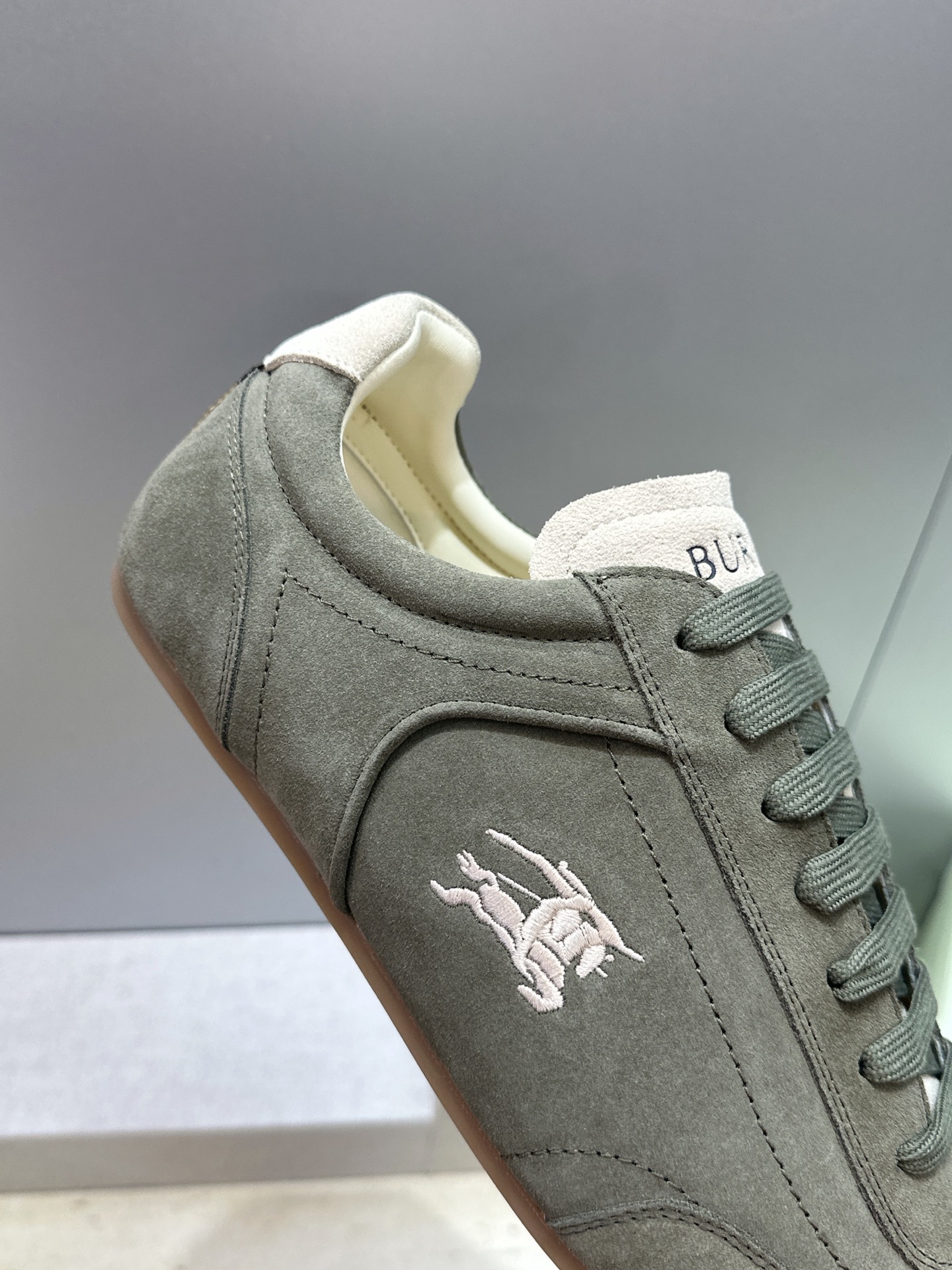 男+10Burberry 博柏利 2026春夏情侣新款系带休闲时尚舒适运动小白鞋  B家字母logo立体