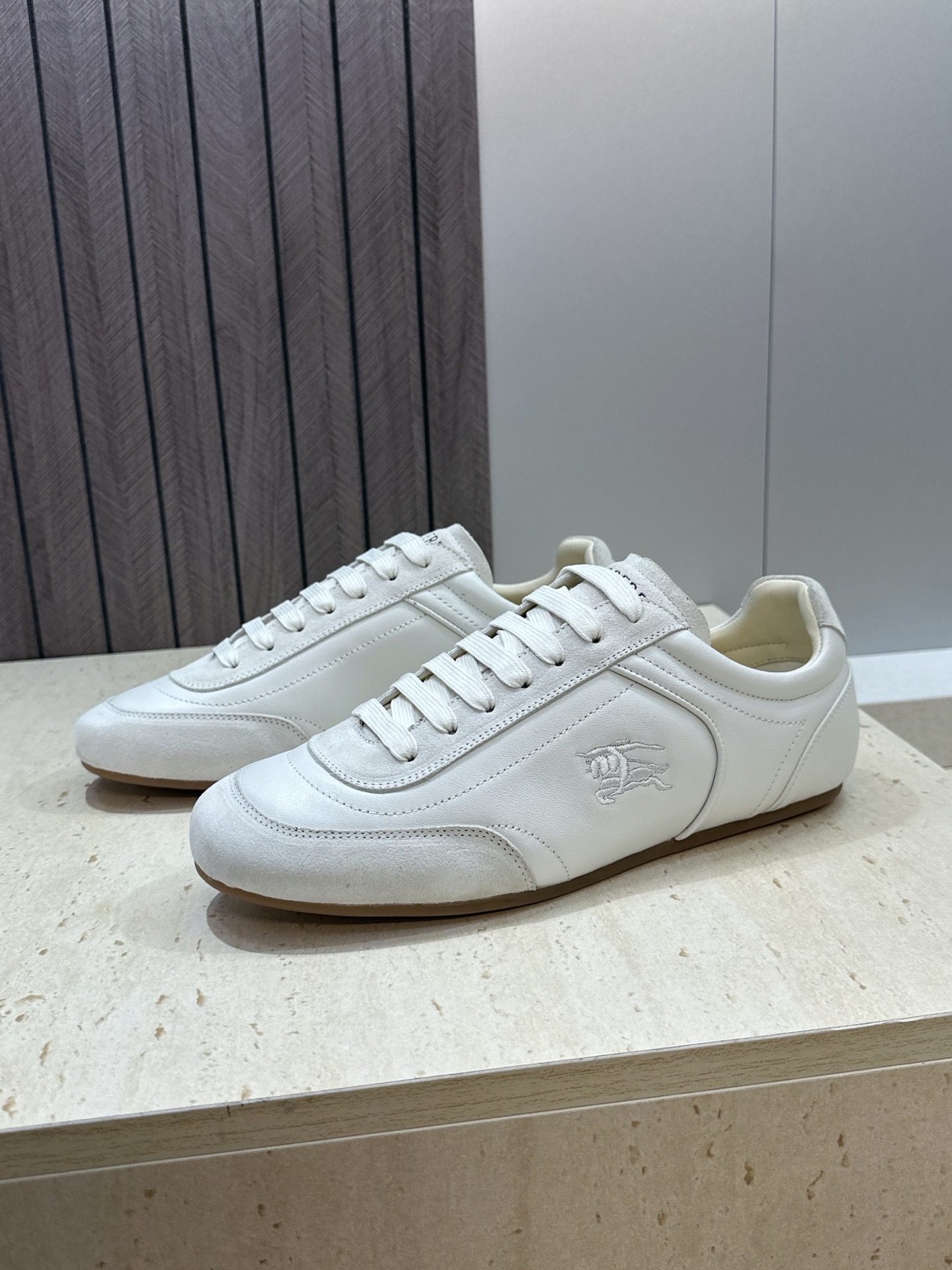 男+10Burberry 博柏利 2026春夏情侣新款系带休闲时尚舒适运动小白鞋  B家字母logo立体