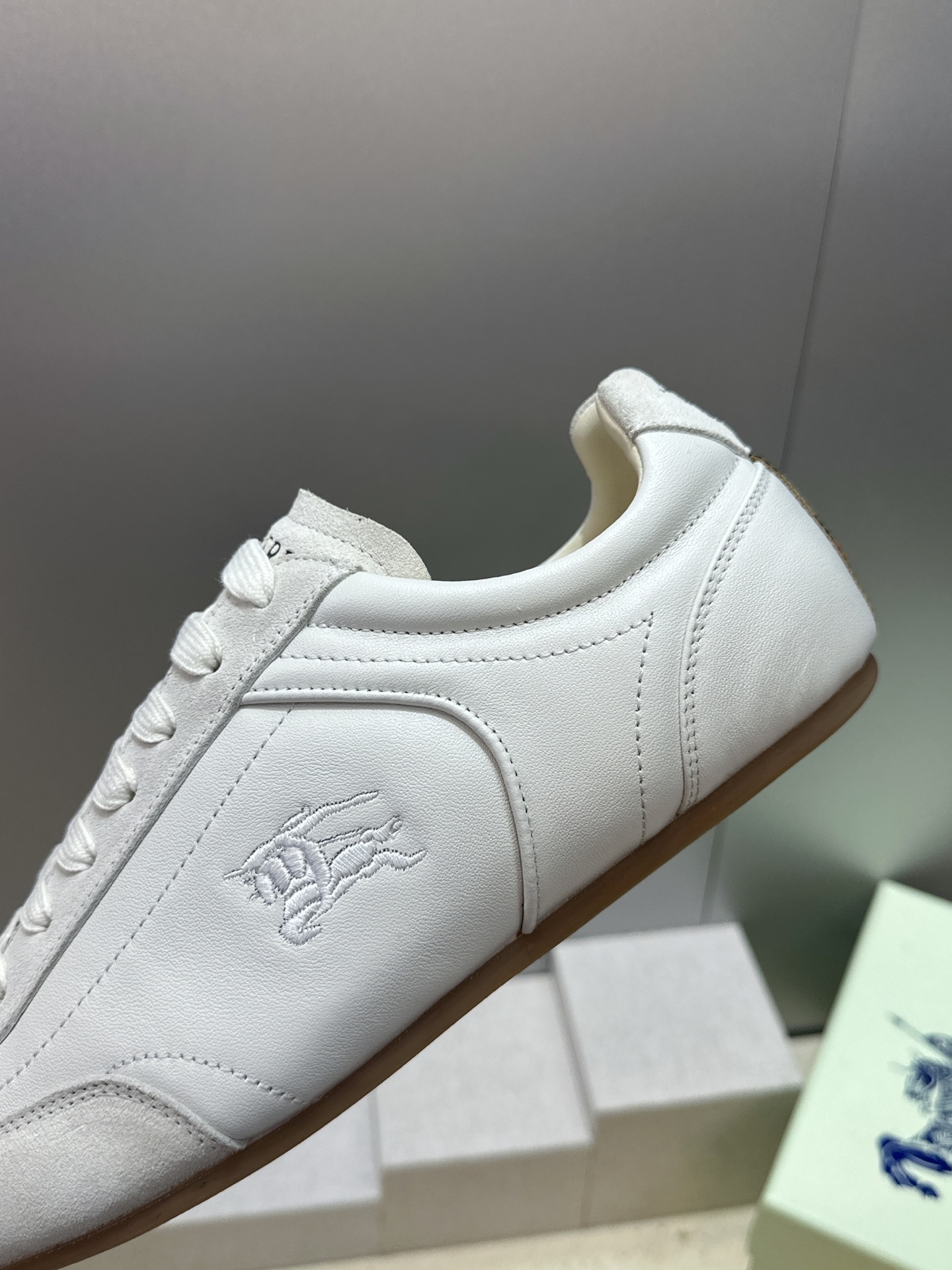 男+10Burberry 博柏利 2026春夏情侣新款系带休闲时尚舒适运动小白鞋  B家字母logo立体