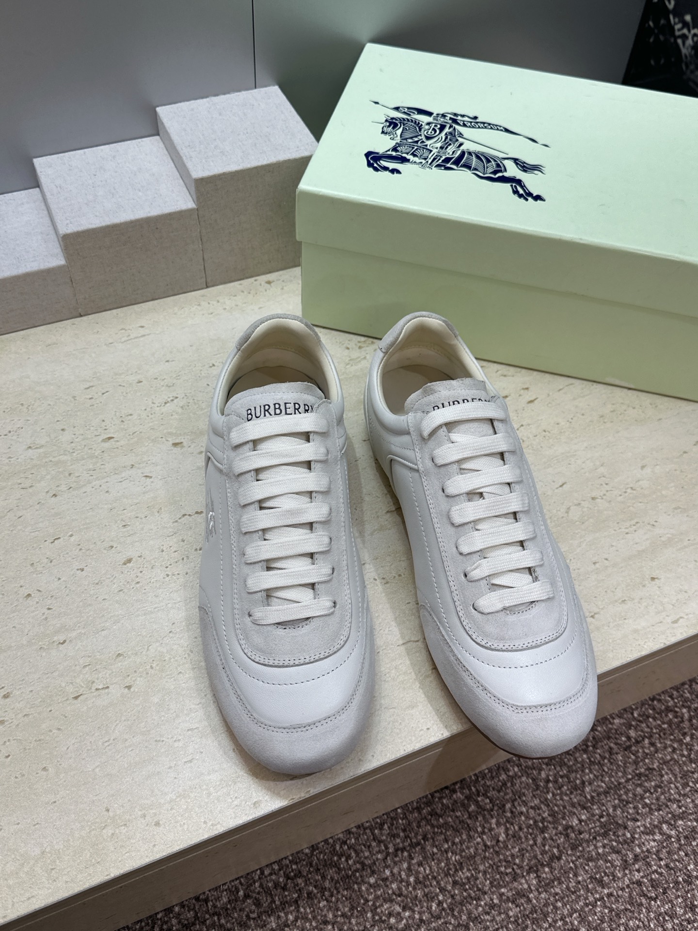 男+10Burberry 博柏利 2026春夏情侣新款系带休闲时尚舒适运动小白鞋  B家字母logo立体