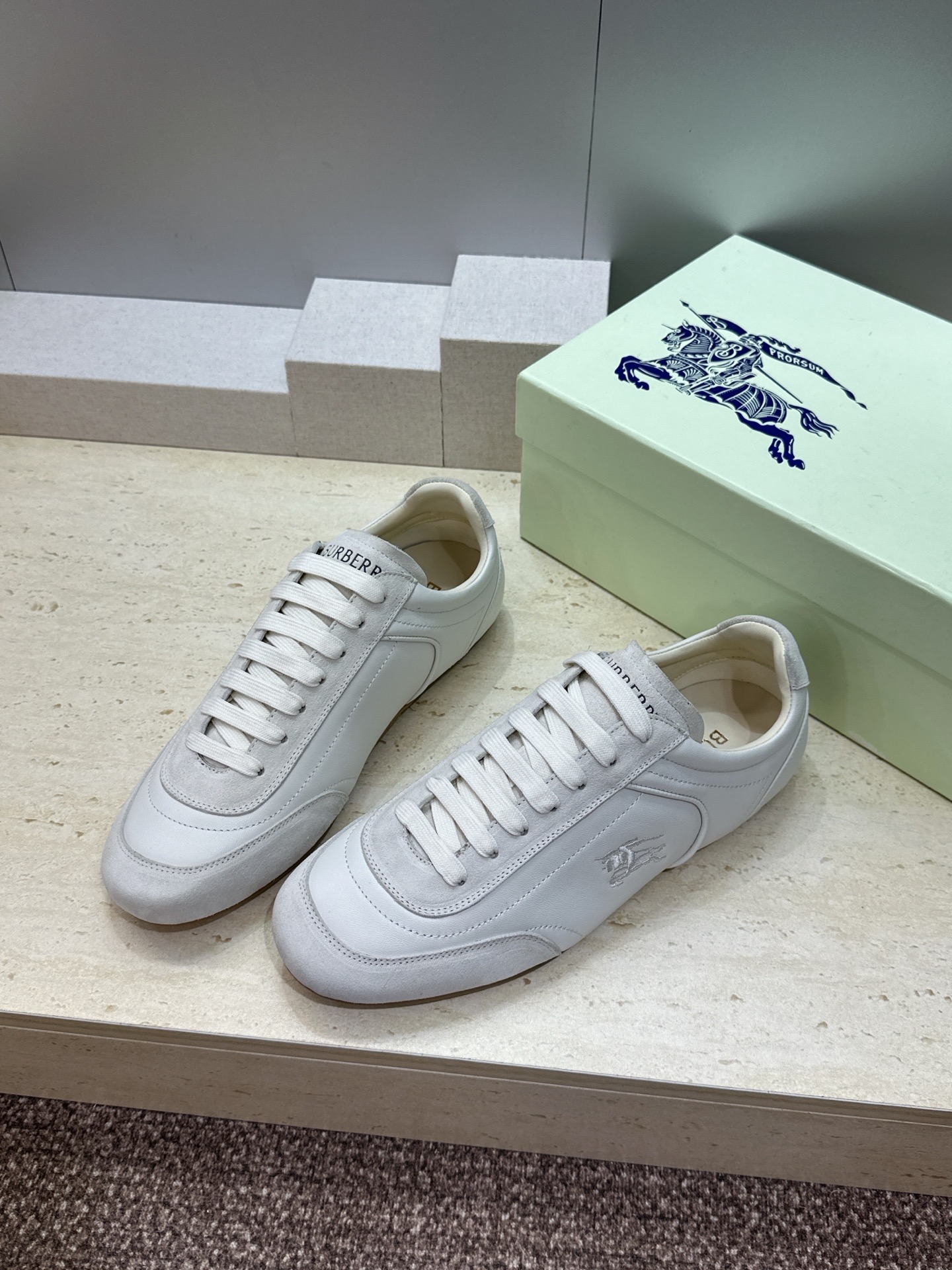 男+10Burberry 博柏利 2026春夏情侣新款系带休闲时尚舒适运动小白鞋  B家字母logo立体