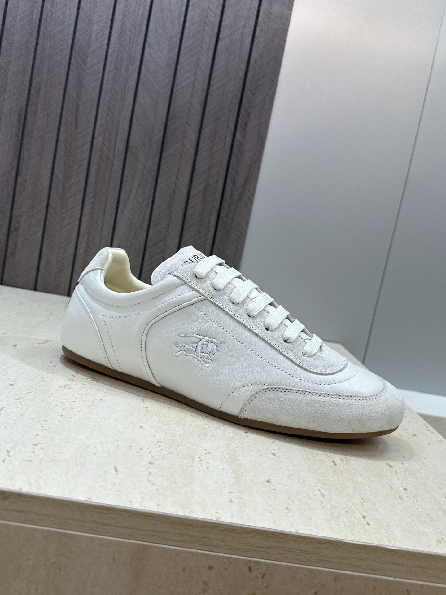 男+10Burberry 博柏利 2026春夏情侣新款系带休闲时尚舒适运动小白鞋  B家字母logo立体
