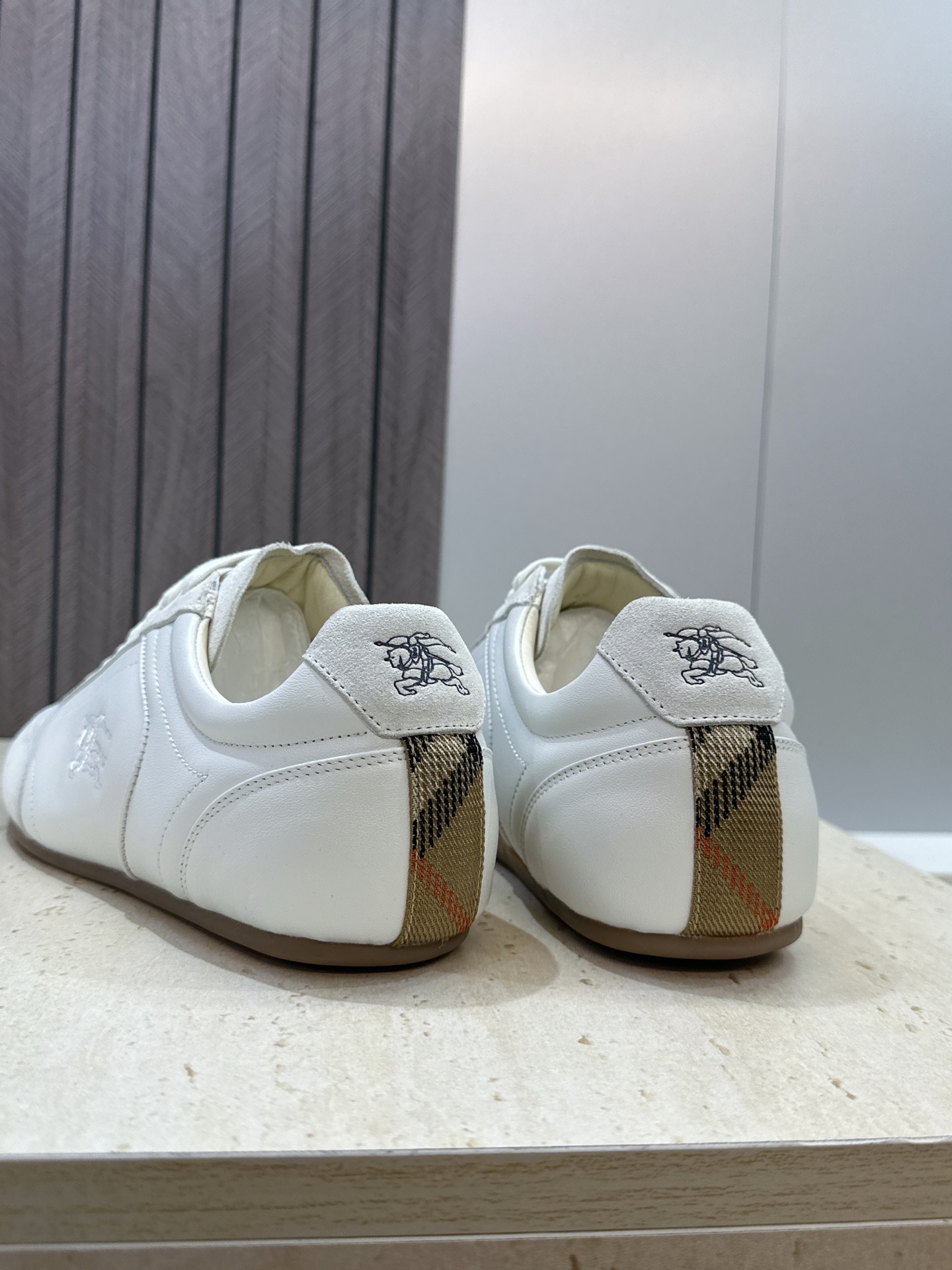 男+10Burberry 博柏利 2026春夏情侣新款系带休闲时尚舒适运动小白鞋  B家字母logo立体