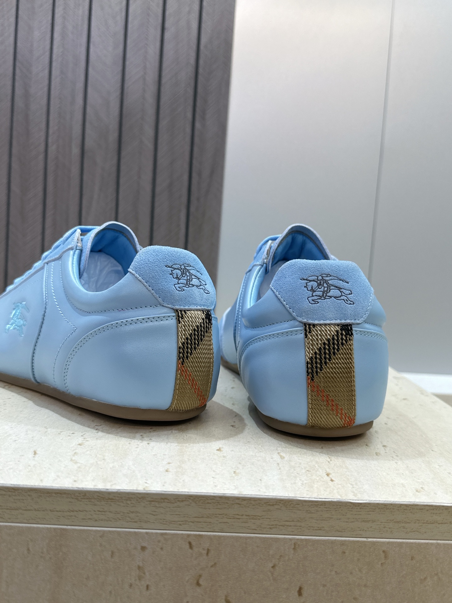 男+10Burberry 博柏利 2026春夏情侣新款系带休闲时尚舒适运动小白鞋  B家字母logo立体