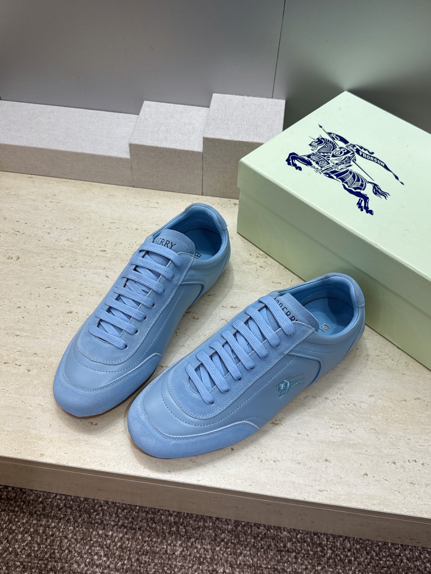 男+10Burberry 博柏利 2026春夏情侣新款系带休闲时尚舒适运动小白鞋  B家字母logo立体