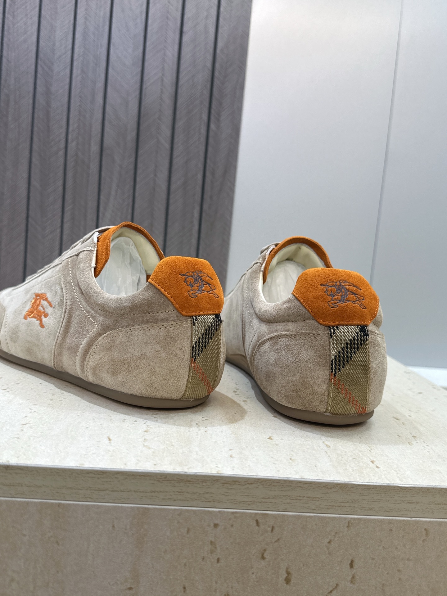 男+10Burberry 博柏利 2026春夏情侣新款系带休闲时尚舒适运动小白鞋  B家字母logo立体
