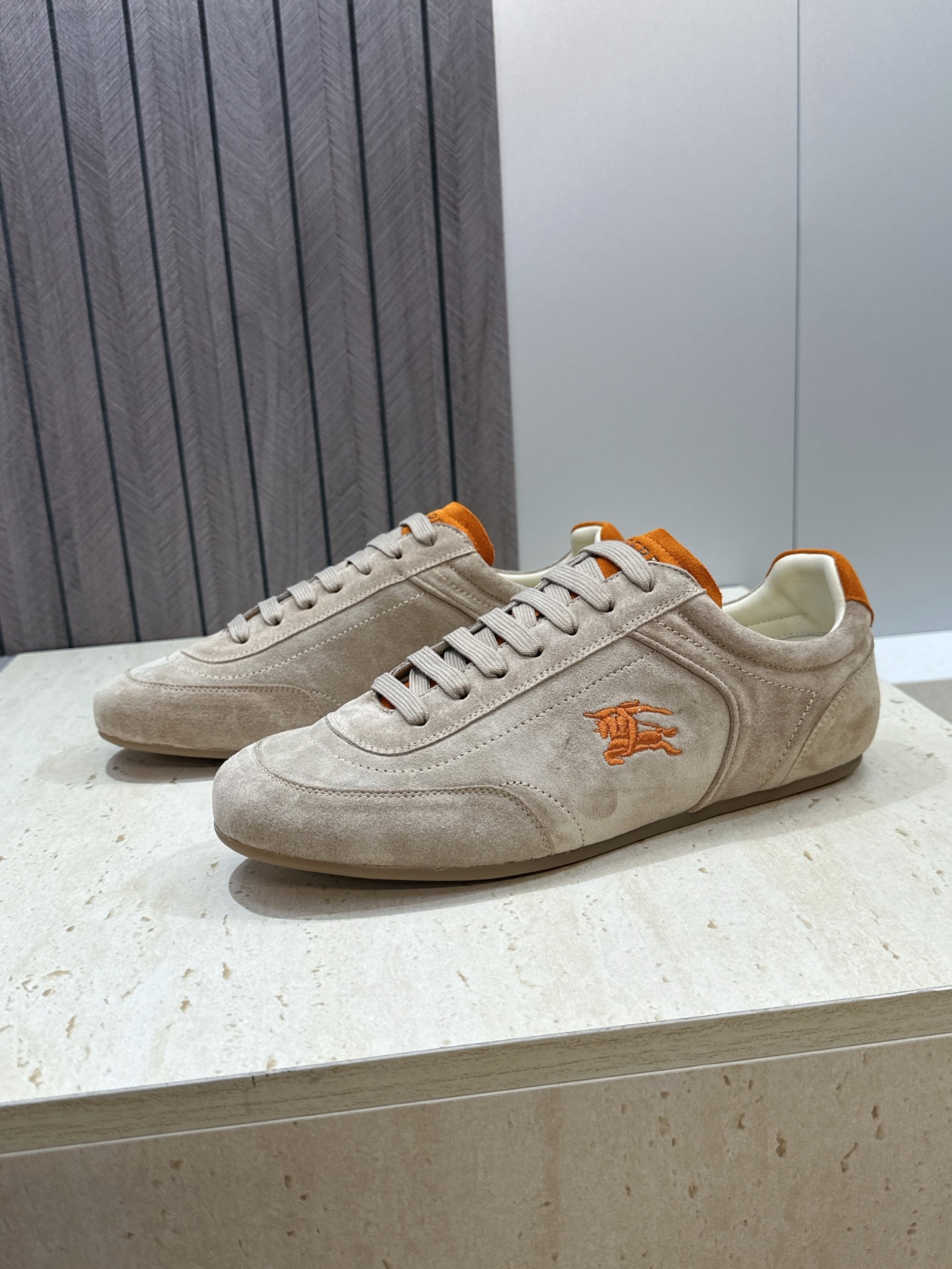 男+10Burberry 博柏利 2026春夏情侣新款系带休闲时尚舒适运动小白鞋  B家字母logo立体