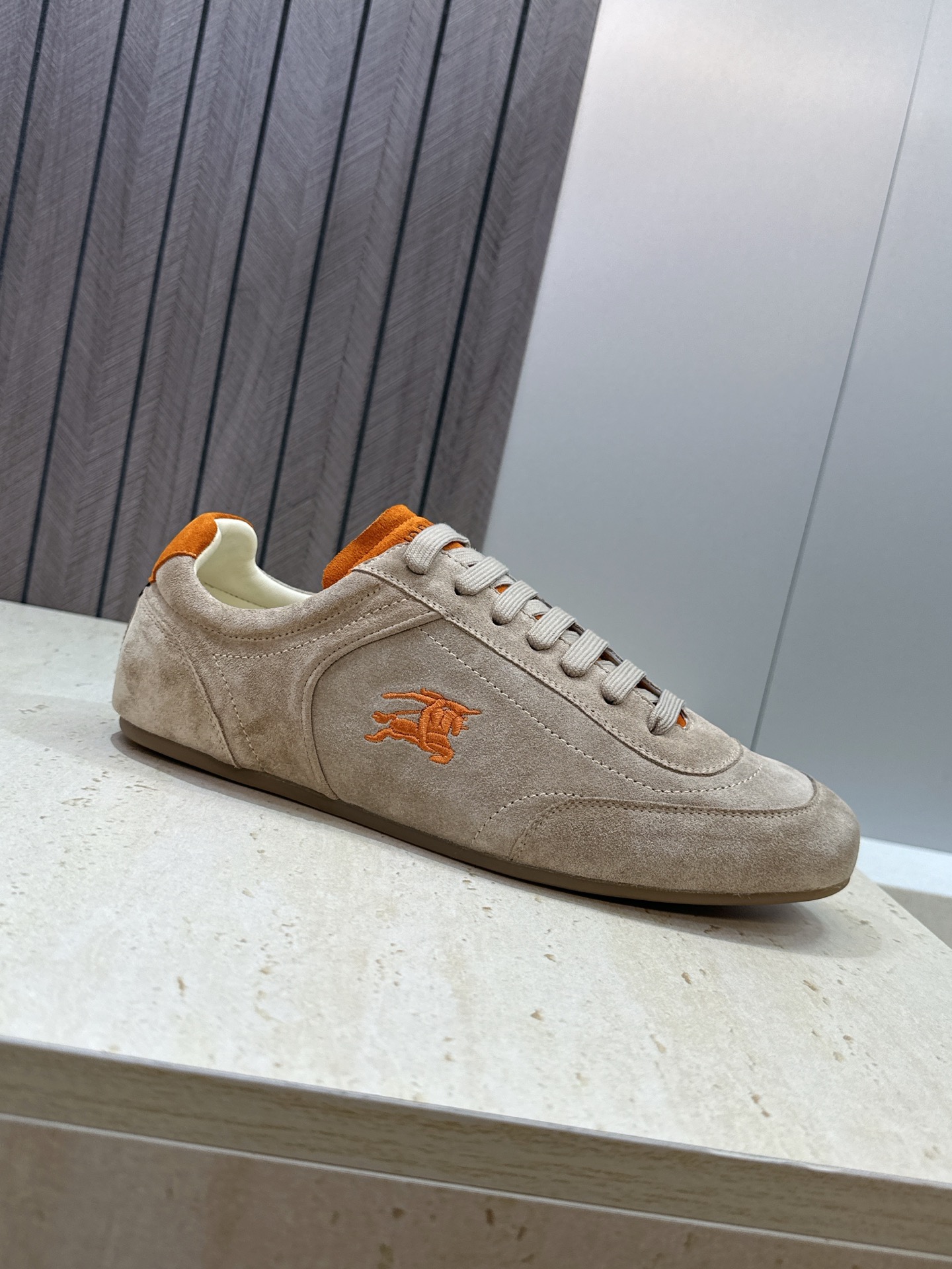 男+10Burberry 博柏利 2026春夏情侣新款系带休闲时尚舒适运动小白鞋  B家字母logo立体