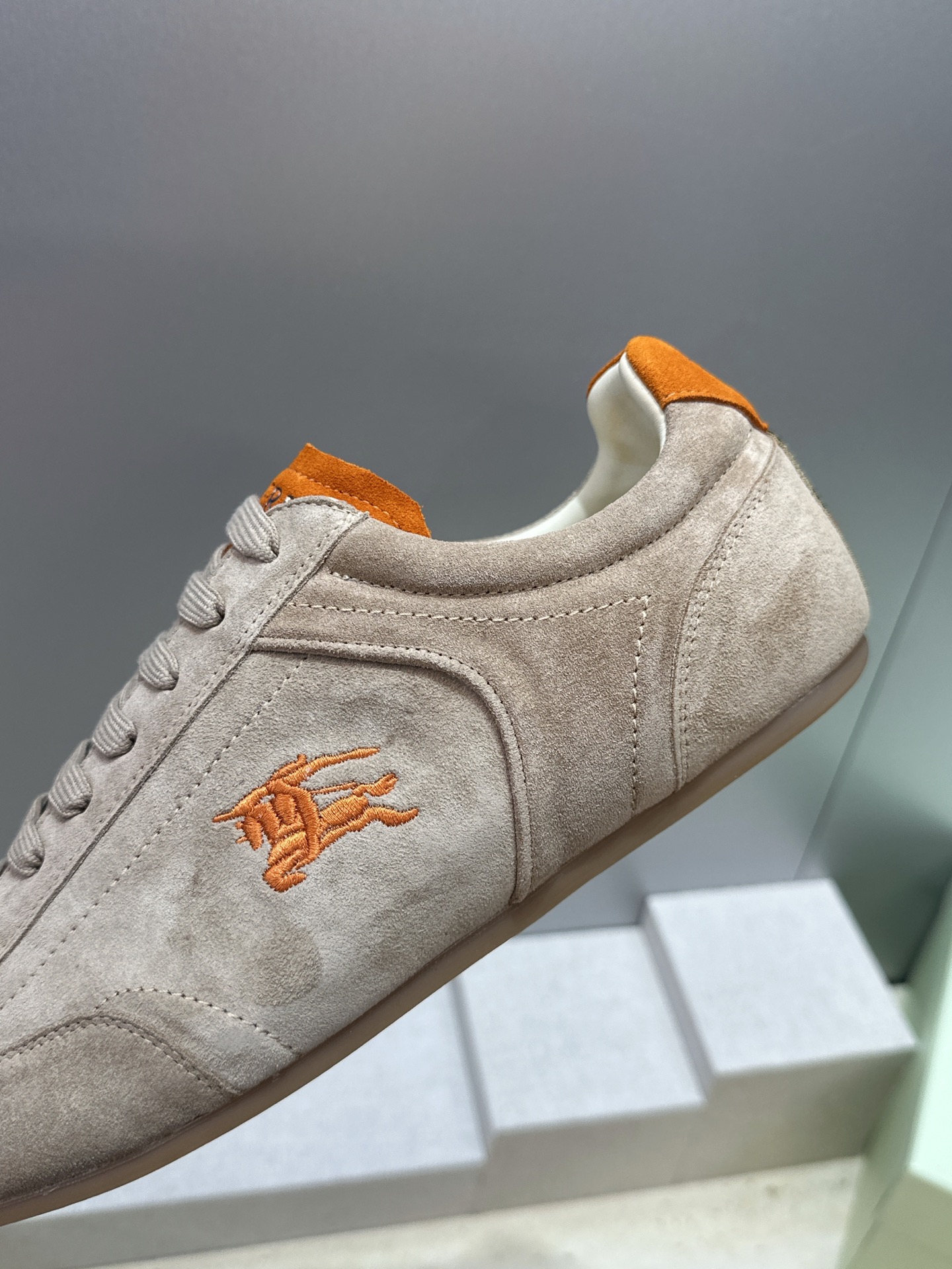 男+10Burberry 博柏利 2026春夏情侣新款系带休闲时尚舒适运动小白鞋  B家字母logo立体