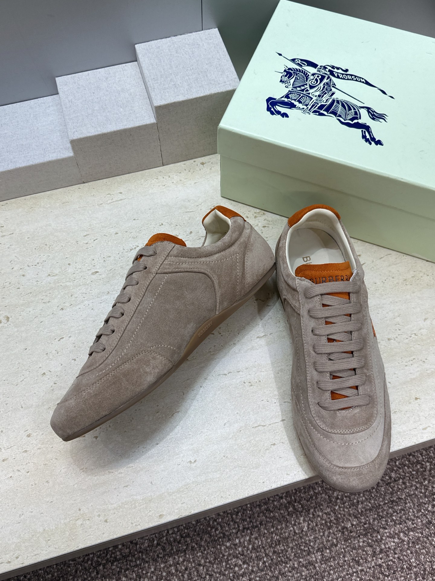 男+10Burberry 博柏利 2026春夏情侣新款系带休闲时尚舒适运动小白鞋  B家字母logo立体