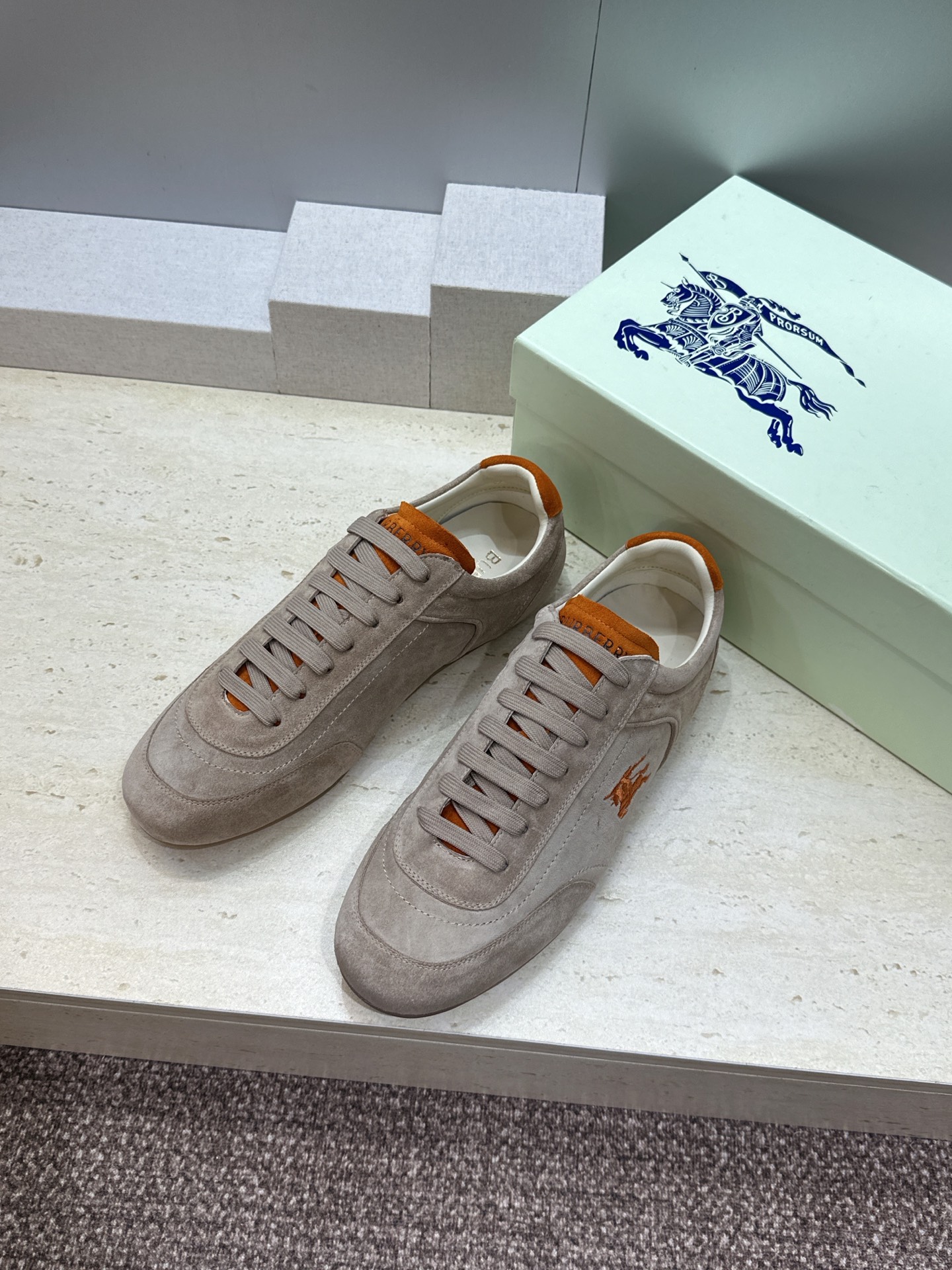 男+10Burberry 博柏利 2026春夏情侣新款系带休闲时尚舒适运动小白鞋  B家字母logo立体