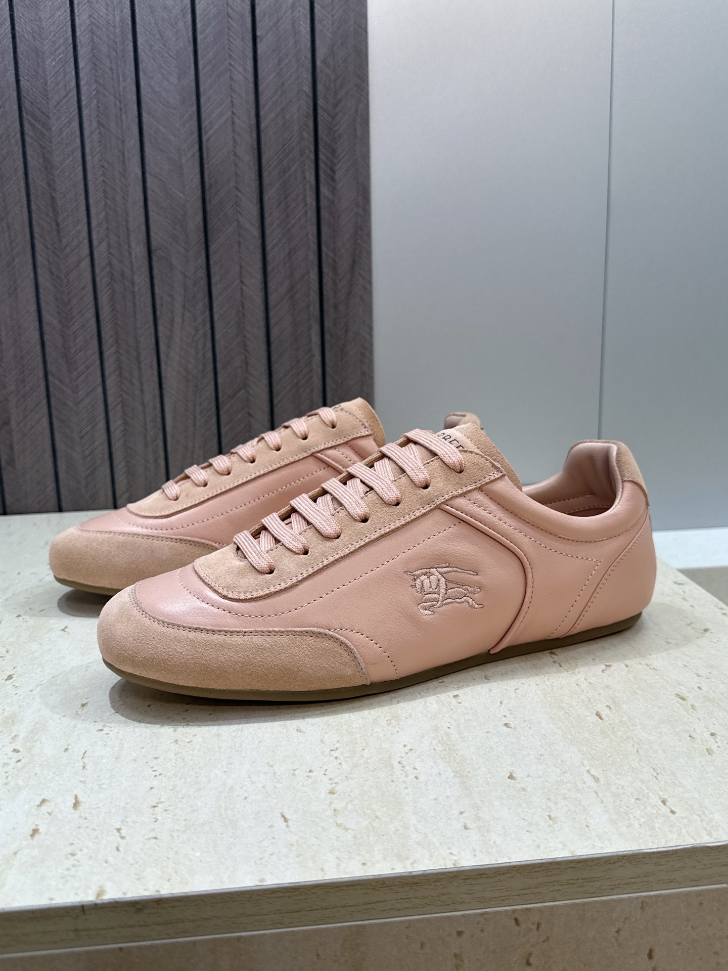 男+10Burberry 博柏利 2026春夏情侣新款系带休闲时尚舒适运动小白鞋  B家字母logo立体
