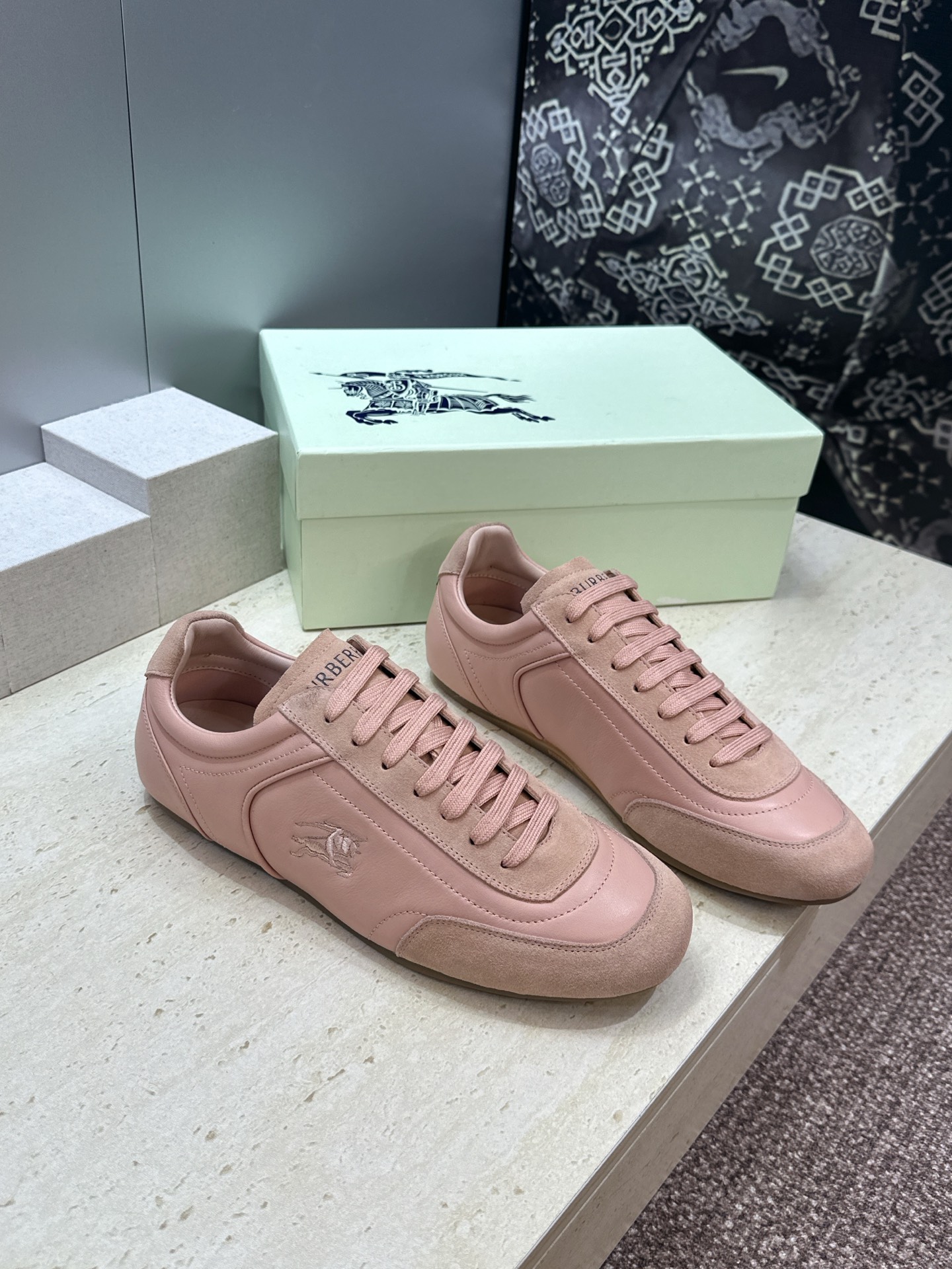 男+10Burberry 博柏利 2026春夏情侣新款系带休闲时尚舒适运动小白鞋  B家字母logo立体