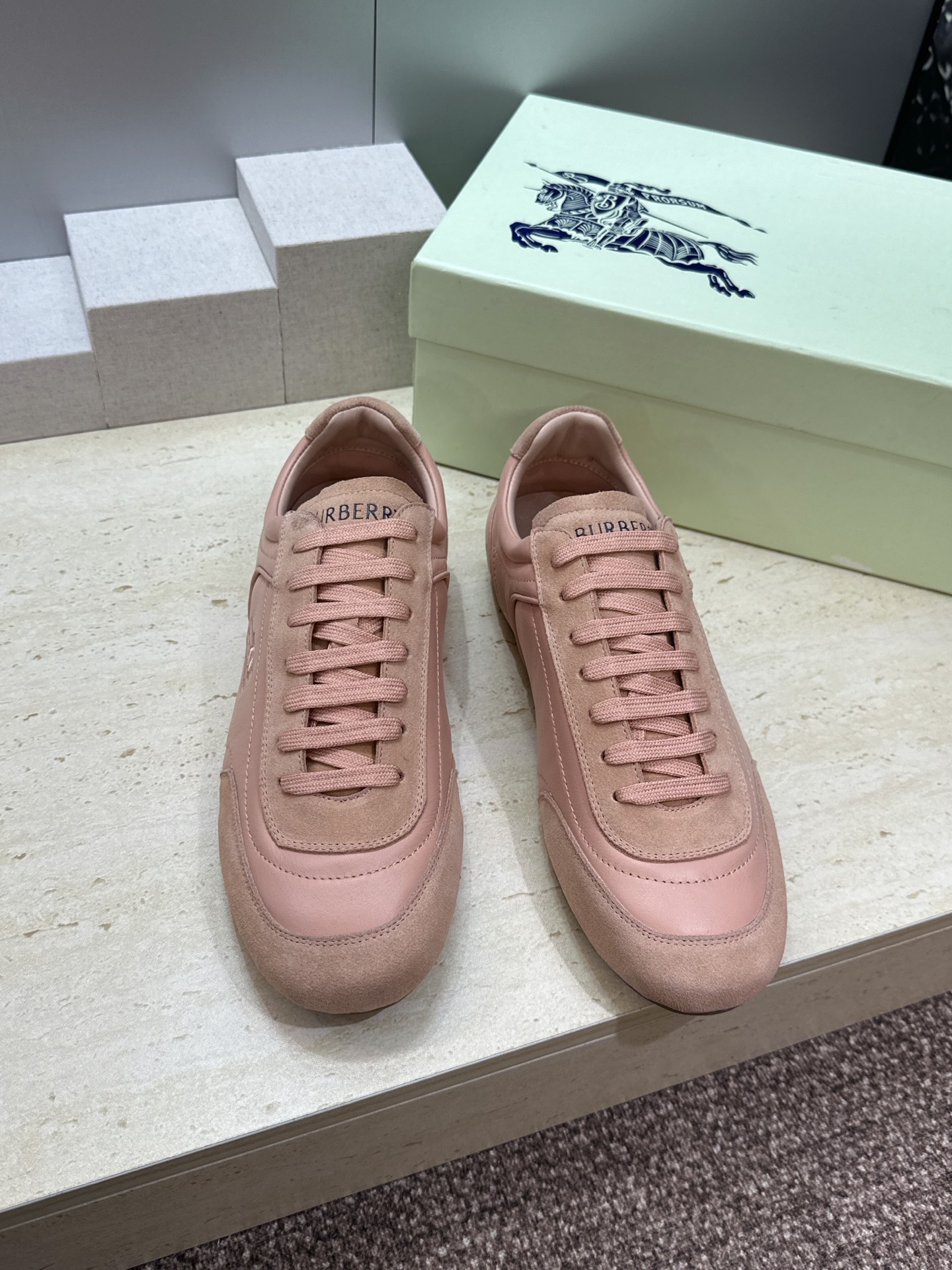 男+10Burberry 博柏利 2026春夏情侣新款系带休闲时尚舒适运动小白鞋  B家字母logo立体