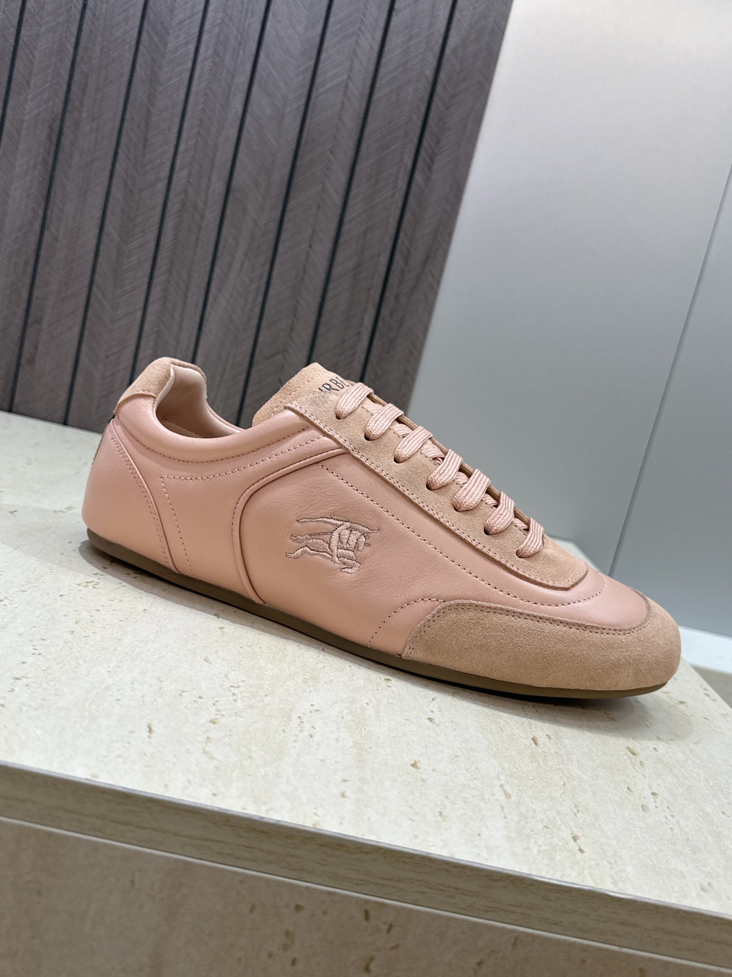 男+10Burberry 博柏利 2026春夏情侣新款系带休闲时尚舒适运动小白鞋  B家字母logo立体