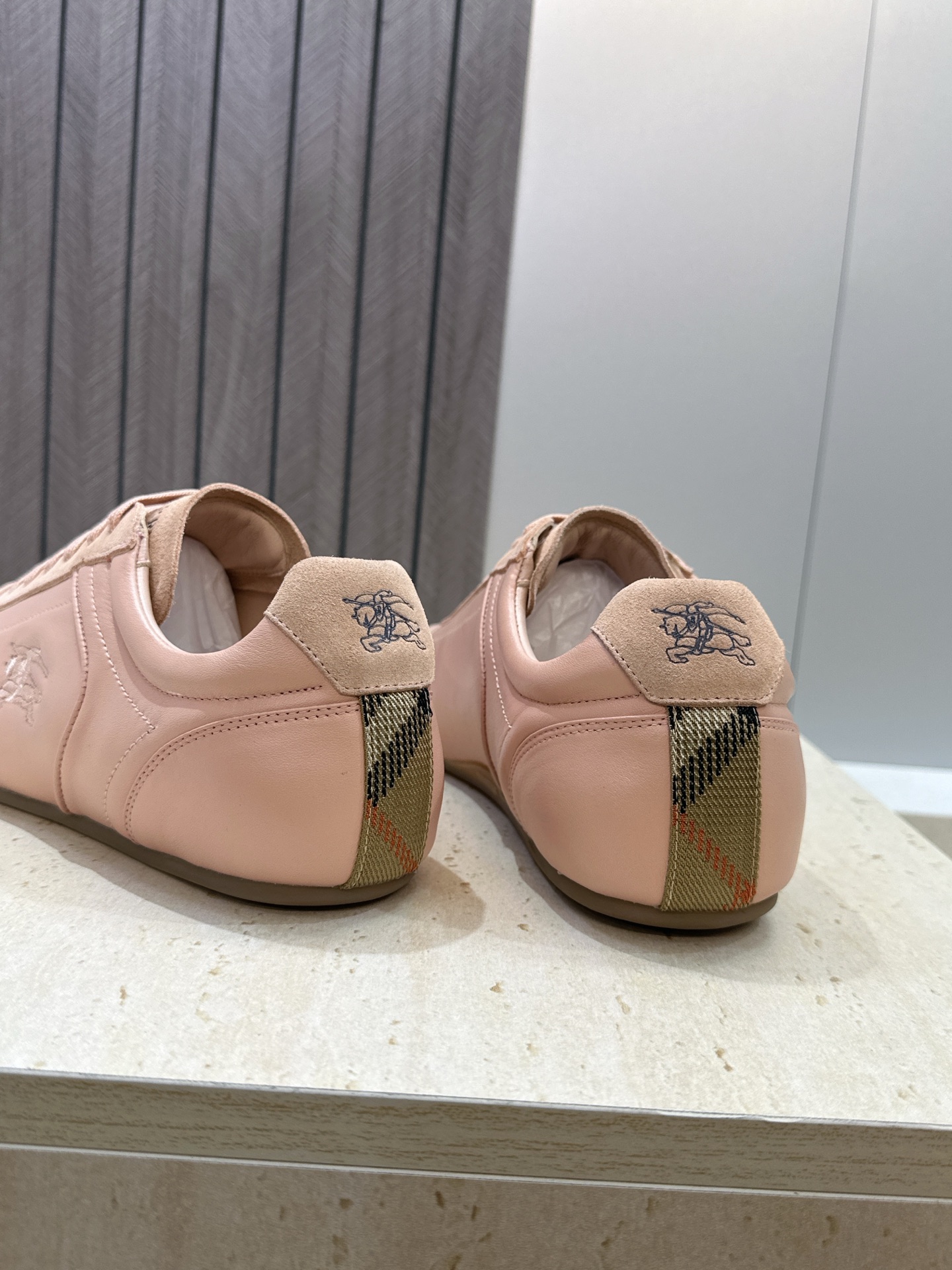 男+10Burberry 博柏利 2026春夏情侣新款系带休闲时尚舒适运动小白鞋  B家字母logo立体