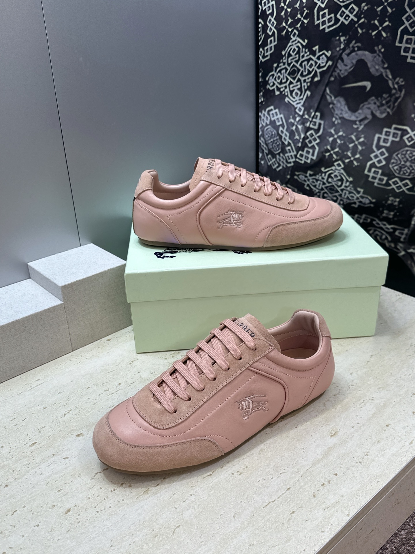 男+10Burberry 博柏利 2026春夏情侣新款系带休闲时尚舒适运动小白鞋  B家字母logo立体