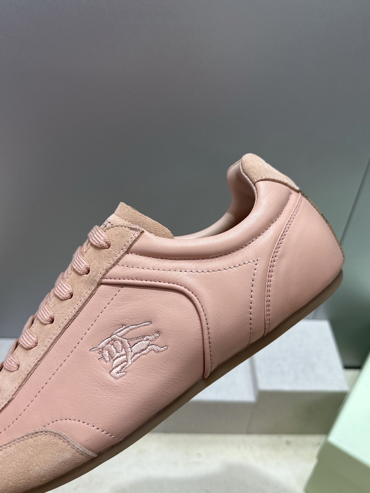男+10Burberry 博柏利 2026春夏情侣新款系带休闲时尚舒适运动小白鞋  B家字母logo立体