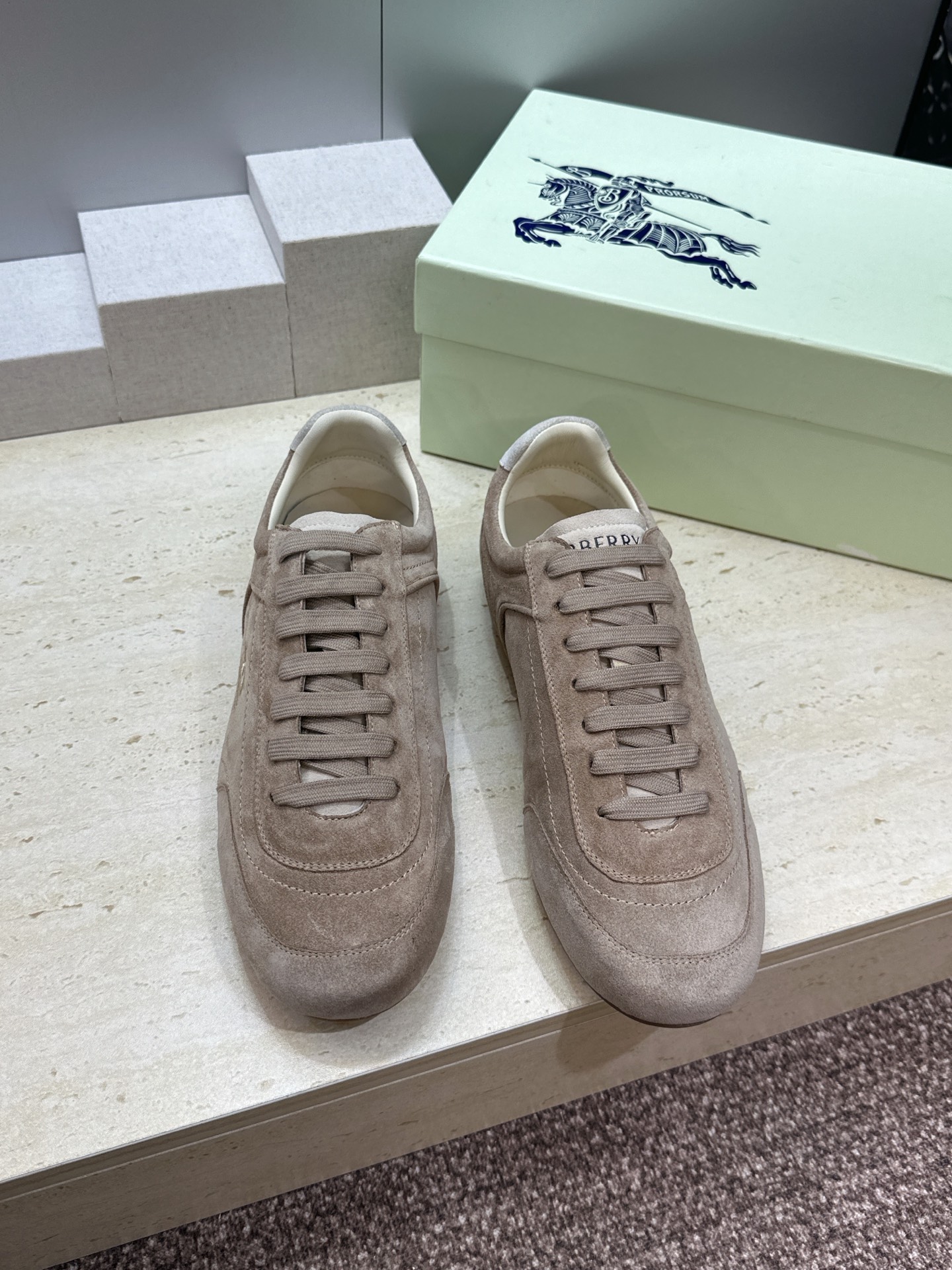 男+10Burberry 博柏利 2026春夏情侣新款系带休闲时尚舒适运动小白鞋  B家字母logo立体