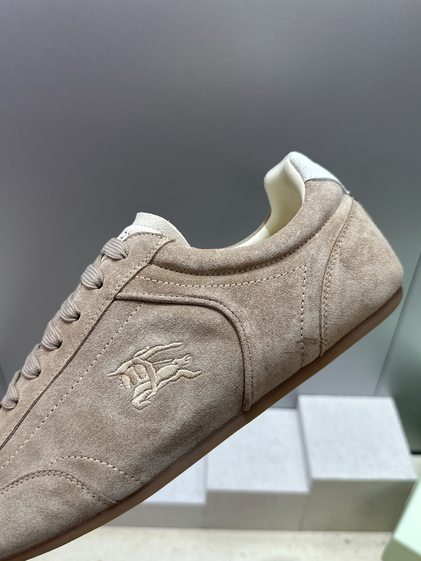 男+10Burberry 博柏利 2026春夏情侣新款系带休闲时尚舒适运动小白鞋  B家字母logo立体