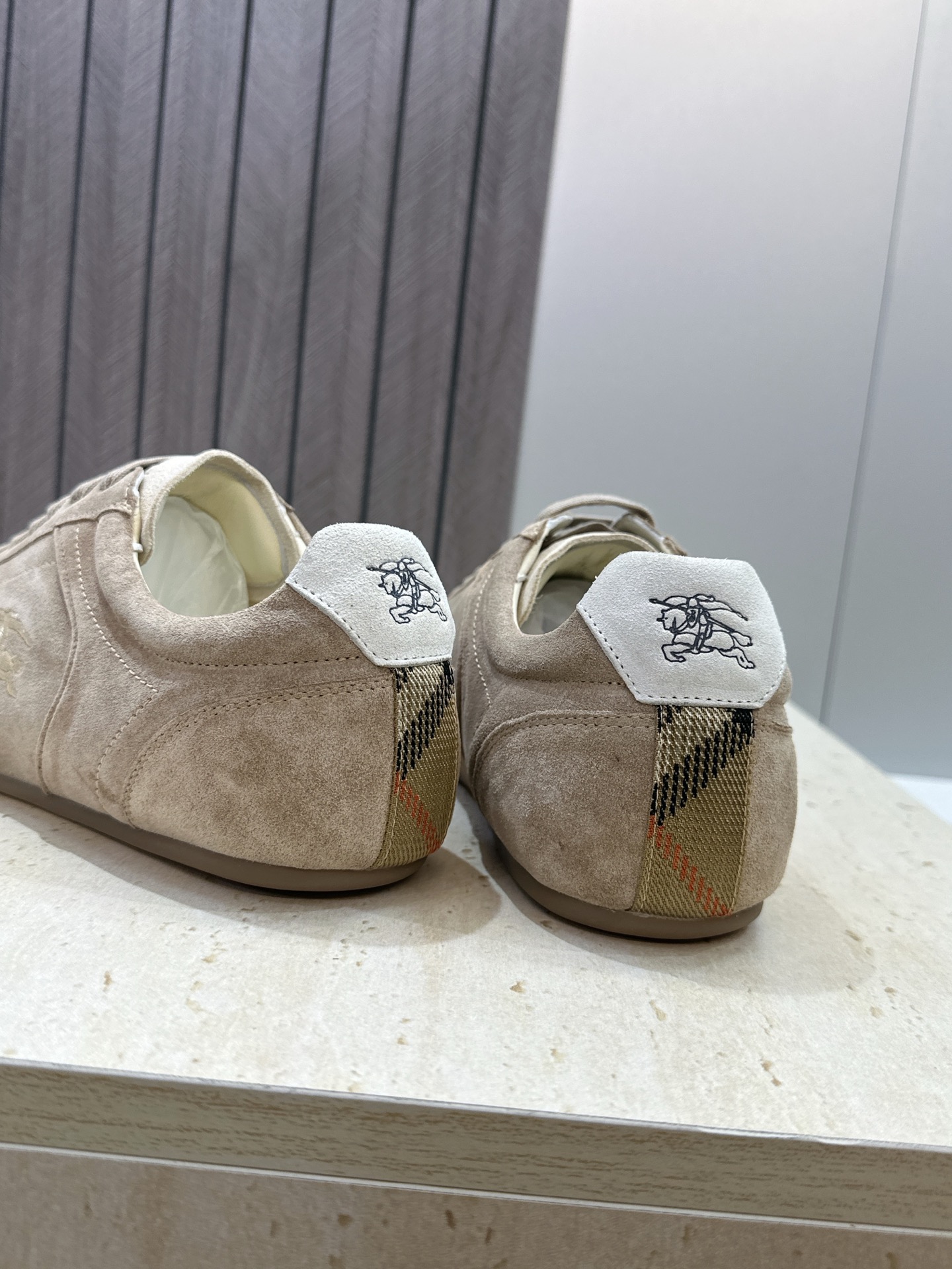 男+10Burberry 博柏利 2026春夏情侣新款系带休闲时尚舒适运动小白鞋  B家字母logo立体