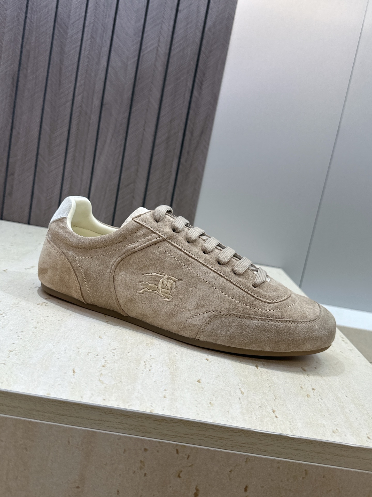 男+10Burberry 博柏利 2026春夏情侣新款系带休闲时尚舒适运动小白鞋  B家字母logo立体