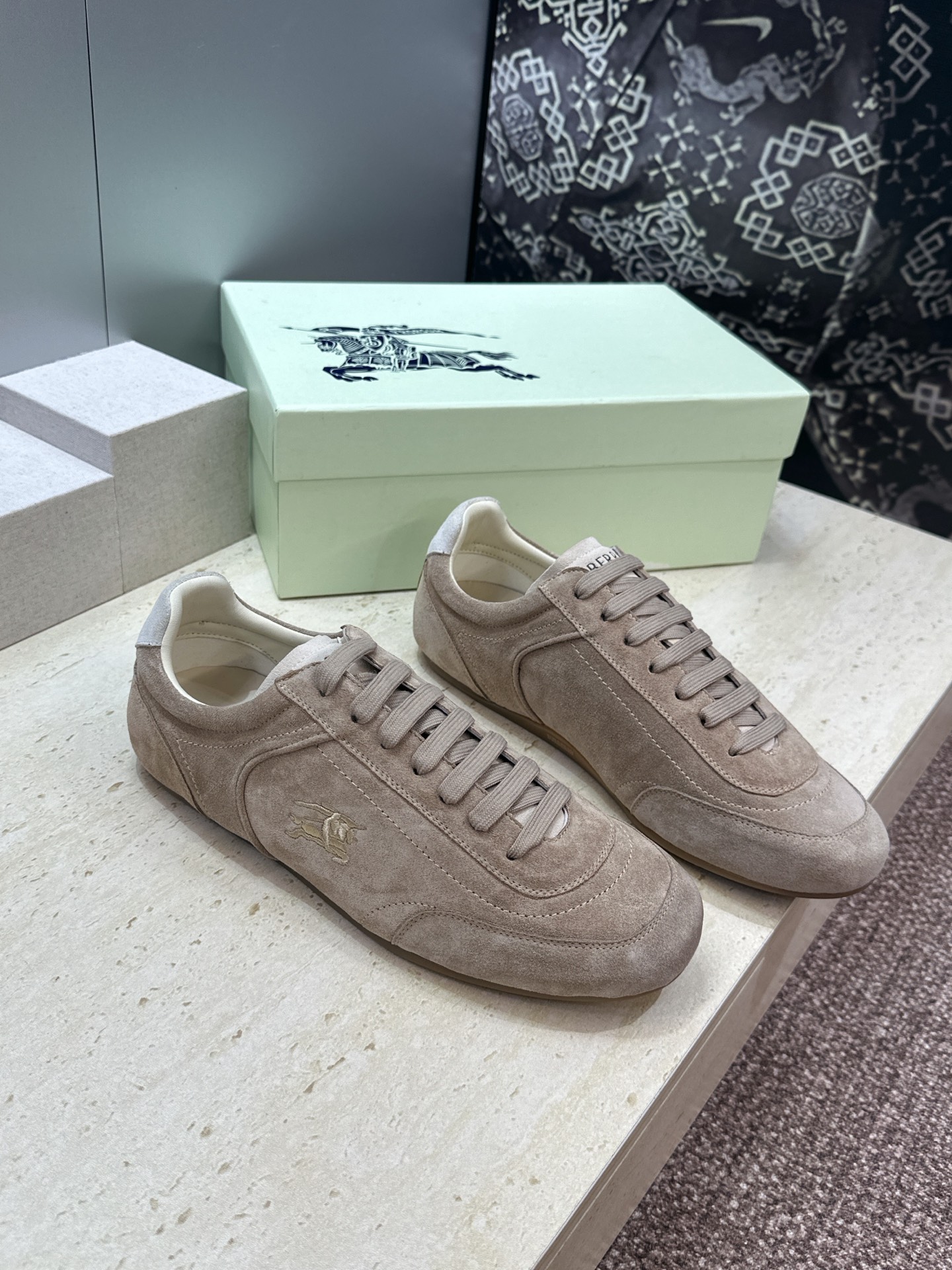 男+10Burberry 博柏利 2026春夏情侣新款系带休闲时尚舒适运动小白鞋  B家字母logo立体
