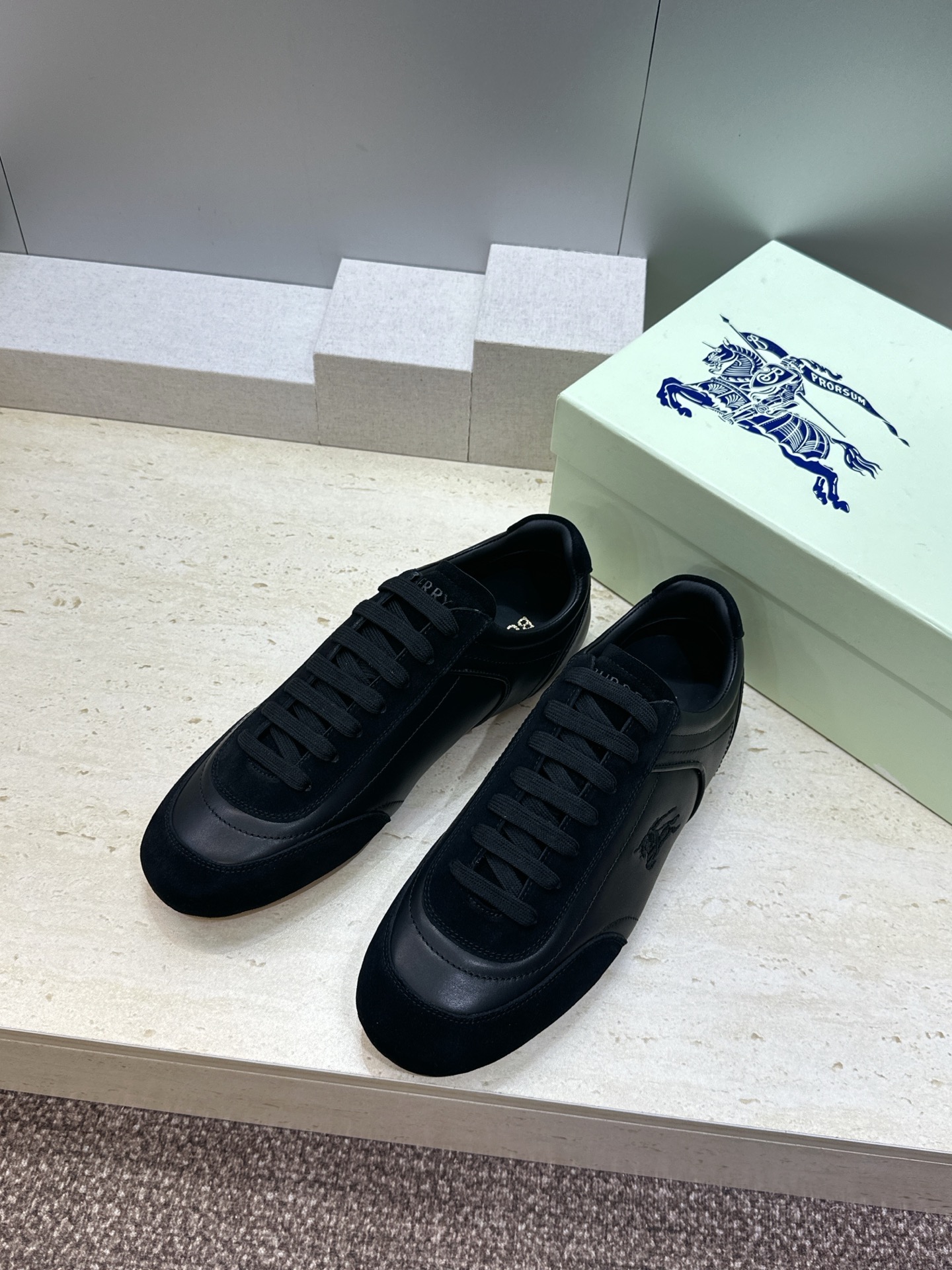 男+10Burberry 博柏利 2026春夏情侣新款系带休闲时尚舒适运动小白鞋  B家字母logo立体